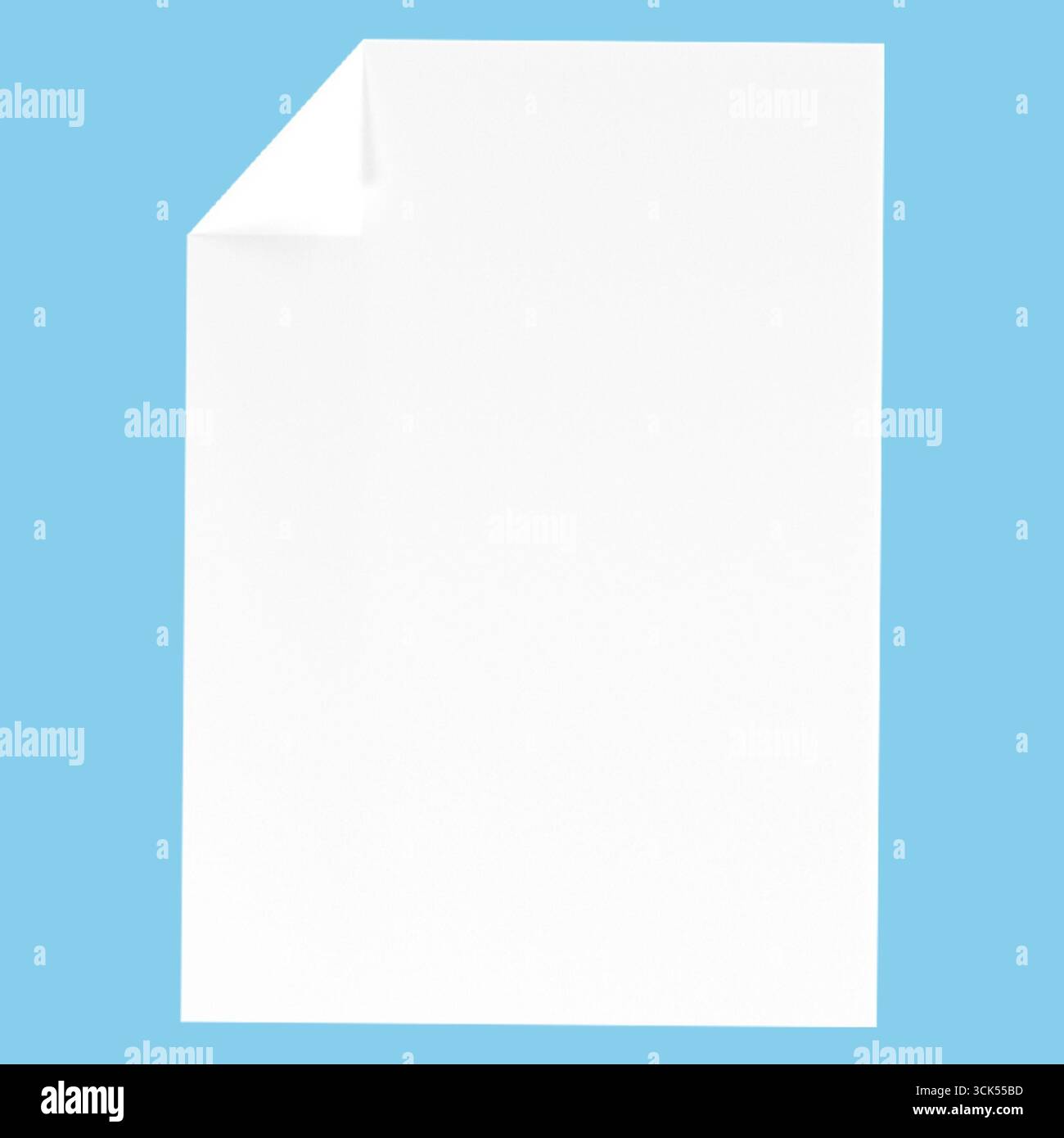 Un foglio bianco vuoto, adatto per vari scopi di scrittura o stampa. Foto Stock