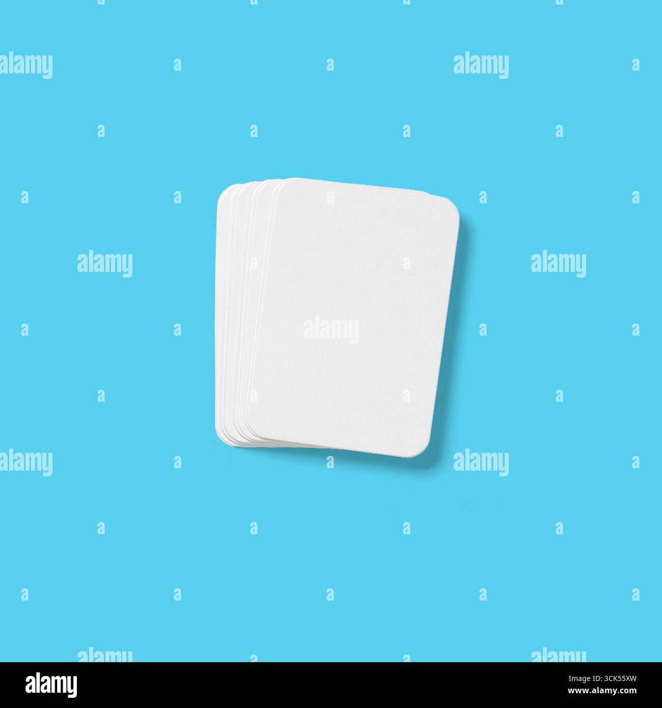 Una pila di schede vuote, utili per vari scopi creativi o organizzativi. Foto Stock