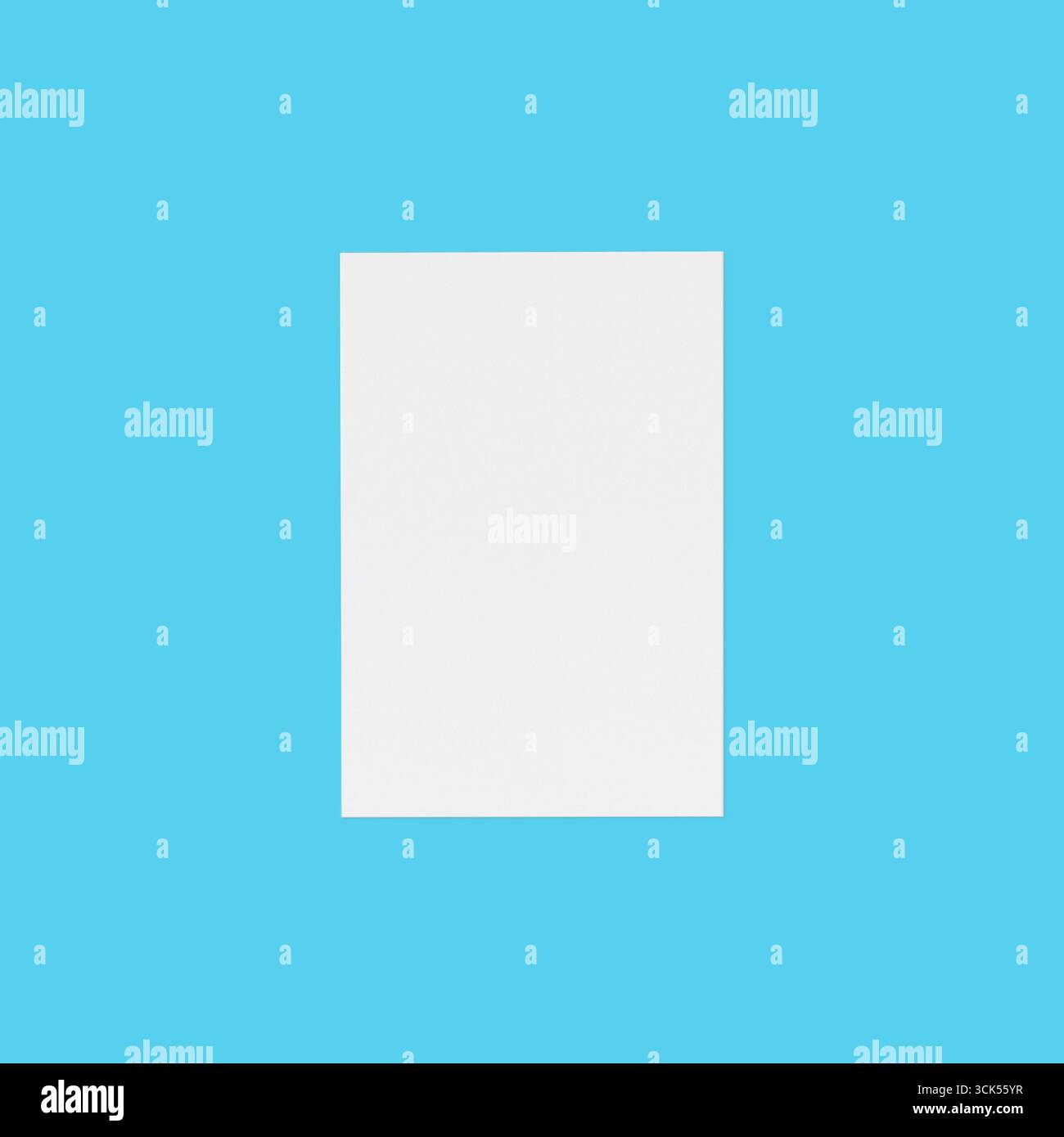 Un foglio bianco vuoto che funge da tela versatile per scrivere, disegnare o stampare. Foto Stock