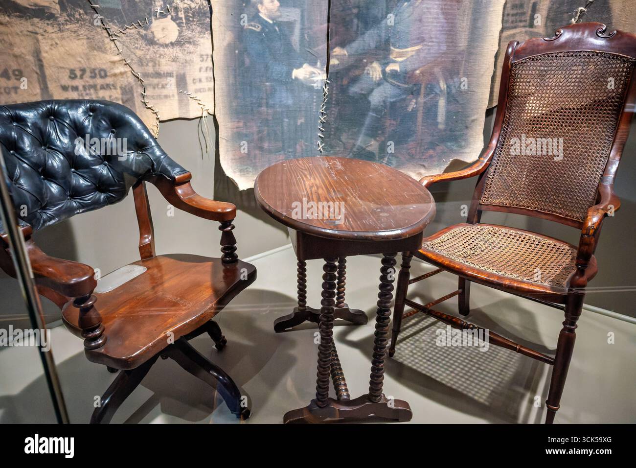 Smithsonian National Museum of American History Appomattox Surrender Furniture Washington DC // WASHINGTON DC — i mobili utilizzati alla resa di Appomattox, tra cui una poltrona in canna dove sedeva il generale Lee e una sedia imbottita dove sedeva il generale Grant, sono esposti allo Smithsonian National Museum of American History. Grant ha firmato il documento di resa sul tavolo tra di loro. Questi mobili divennero parte della collezione dello Smithsonian all'inizio del XX secolo. La mostra fa parte di The Price of Freedom: Americans at War, che esplora la storia militare americana dai francesi Foto Stock
