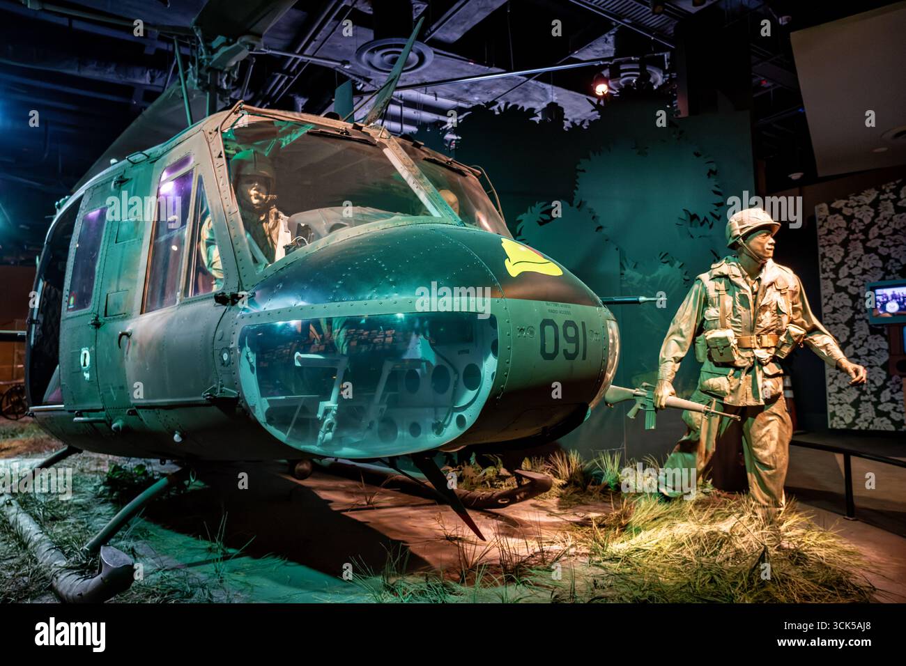 Smithsonian National Museum of American History Huey Helicopter Washington DC // WASHINGTON DC - Un elicottero Bell UH-1, soprannominato Huey, con coda numero 091, è esposto allo Smithsonian National Museum of American History. Questo specifico elicottero Huey fu dispiegato in Vietnam nel 1966 e servì con la 173rd Assault Helicopter Company, nota come Robinhood. Successivamente è stato acquistato dal museo e fu presentato in un documentario del 2002 e in un tour nazionale mirato alla riconciliazione e al ricordo dei veterani del Vietnam. La mostra del museo, The Price of Freedom: Americans at War, Exspior Foto Stock