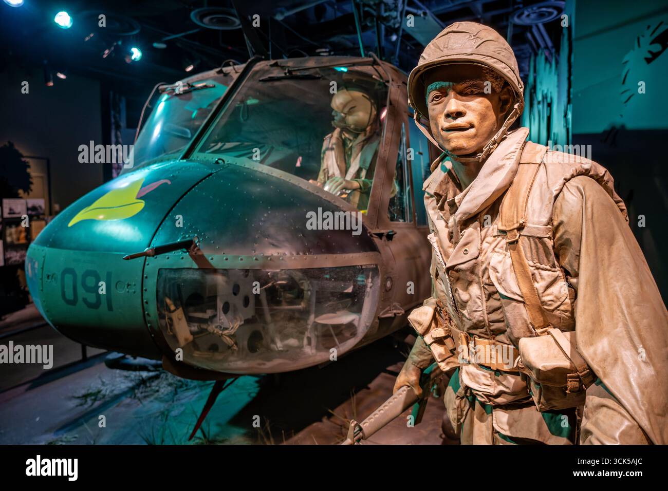 Smithsonian National Museum of American History Huey Helicopter Washington DC // WASHINGTON DC - Un elicottero Bell UH-1, soprannominato Huey, è esposto allo Smithsonian National Museum of American History come parte della mostra The Price of Freedom: Americans at War. Questo particolare Huey, numero coda 65-10091, servì in Vietnam con la 173rd Assault Helicopter Company, nota come Robinhood, prima di essere dismesso nel 1995. L'elicottero ha poi recitato in un documentario del 2002 e in un tour nazionale mirato alla riconciliazione e al ricordo dei veterani del Vietnam. La mostra esamina American Foto Stock