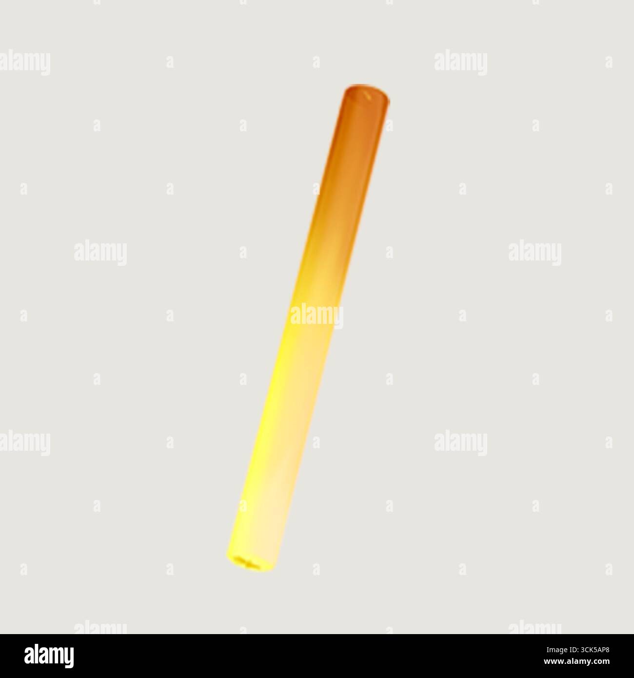 Un bastoncino giallo brillante, probabilmente un bastoncino luminoso o un bastoncino di preriscaldamento, utilizzato per l'illuminazione o la decorazione. Foto Stock