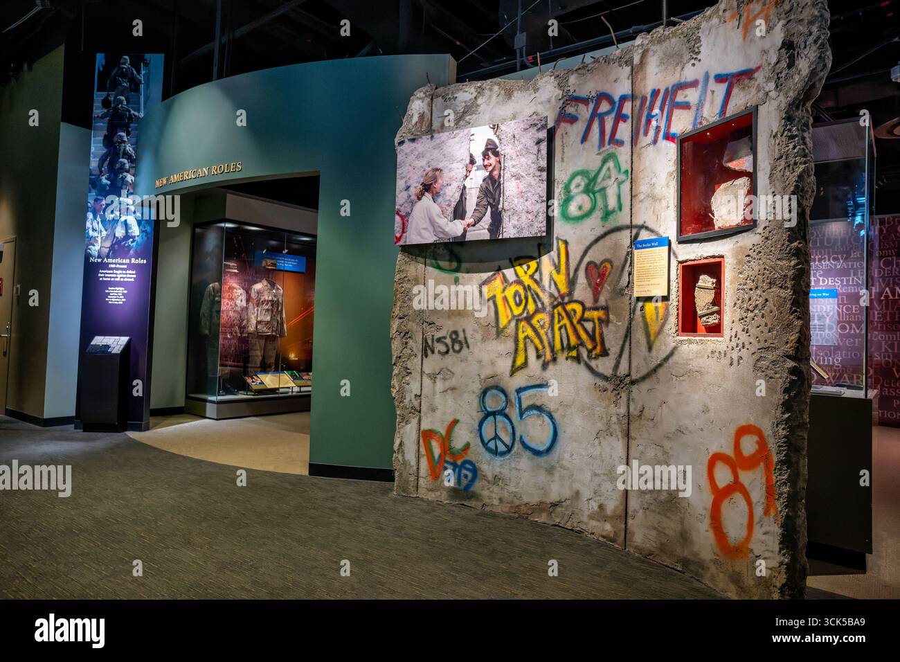 Smithsonian National Museum of American History Berlin Wall Exhibit Washington DC // WASHINGTON DC - Una sezione del muro di Berlino, un ricordo forte della Guerra fredda, è esposta allo Smithsonian National Museum of American History. Eretto dalla Germania dell'Est nel 1961, il muro divise la Berlino Est comunista dall'Occidente e rimase in piedi per novantasei miglia. Il 9 novembre 1989, il confine fu riaperto, portando a celebrazioni giubilanti quando i berlinesi si riunirono con la famiglia e gli amici. La mostra presenta anche esposizioni legate alla storia militare americana, tra cui la mostra "nuovi ruoli americani" coveri Foto Stock