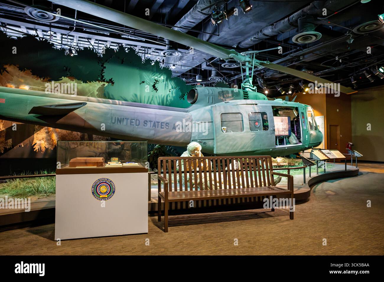 Smithsonian National Museum of American History Huey Helicopter Washington DC // WASHINGTON DC - Un elicottero Bell UH-1, soprannominato Huey, è esposto allo Smithsonian National Museum of American History come parte della mostra "The Price of Freedom: Americans at War". Questo specifico Huey, numero coda 65-10091, servì in Vietnam con la 173rd Assault Helicopter Company e in seguito divenne un fulcro per un tour nazionale mirato alla riconciliazione. La mostra esplora i momenti fondamentali della storia militare americana, dalle guerre franco-indiane ai giorni nostri. L'elicottero Huey, CA Foto Stock