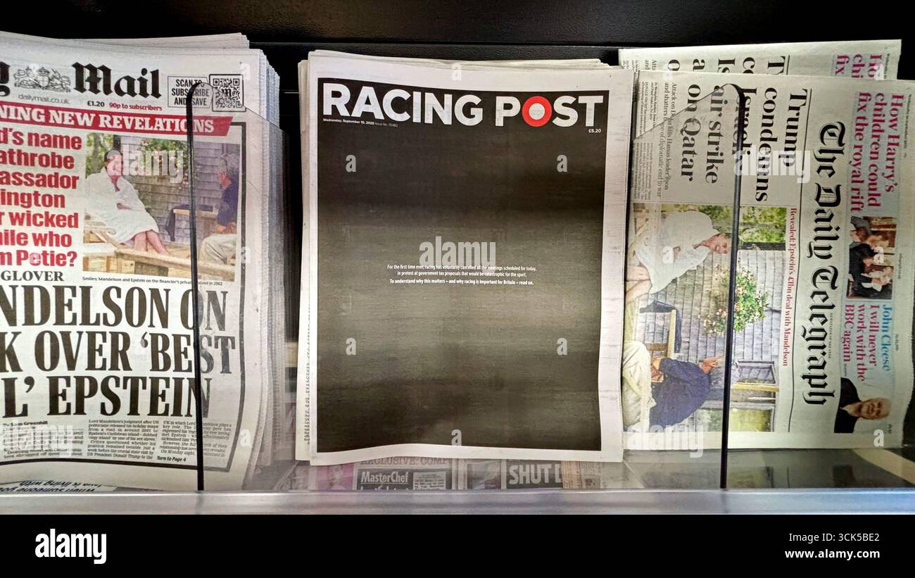 Una copia del Racing Post di oggi con una prima pagina completamente nera per segnare lo sciopero delle corse. Le corse britanniche si fermano oggi mentre lo sport cerca di dimostrare la propria opposizione alle proposte di modifiche fiscali sulle scommesse. Gli incontri in programma per Lingfield, Carlisle, Uttoxeter e Kempton sono stati tutti riprogrammati in modo che le corse possano avere un fronte unito a Londra. Data foto: Mercoledì 10 settembre 2025. Foto Stock