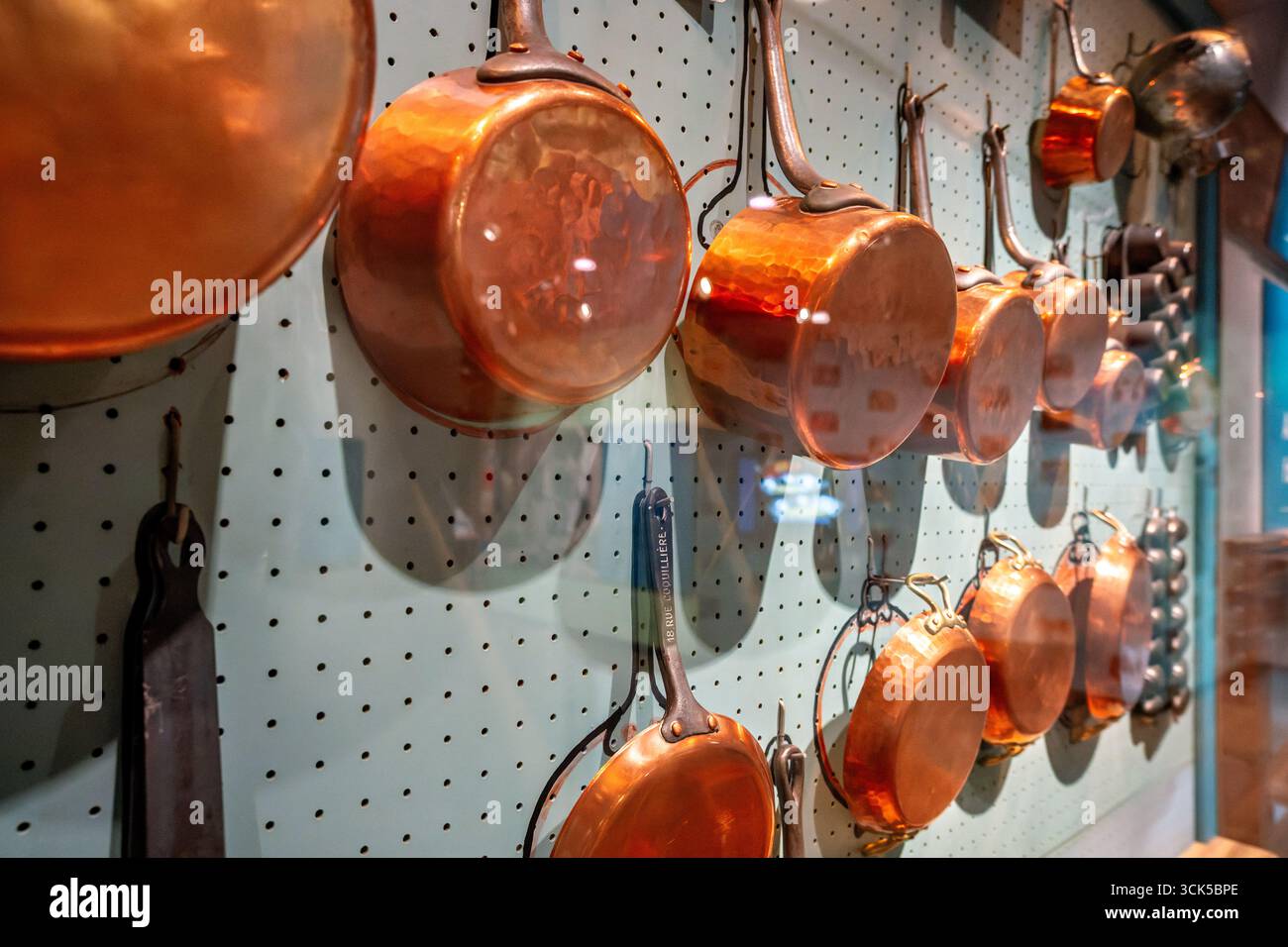 Julia Childs Kitchen Copper Cookware Smithsonian National Museum of American History Washington DC // WASHINGTON DC - le pentole in rame, comprese pentole e padelle, sono esposte presso lo Smithsonian National Museum of American History. Bambina, che ha introdotto la cucina francese nell'America tradizionale attraverso i suoi libri di cucina e programmi televisivi, ha acquisito la maggior parte di questa pentola in rame in Francia tra il 1948 e il 1980. Gran parte di esso è stato acquistato dal negozio gastronomico parigino E. Dehillerin. La collezione comprende anche padelle in ghisa americana e altri oggetti eclettici, Reflecting Child' Foto Stock Julia Childs Kitchen Copper Cookware Smithsonian National Museum of American History Washington DC // WASHINGTON DC - le pentole in rame, comprese pentole e padelle, sono esposte presso lo Smithsonian National Museum of American History. Bambina, che ha introdotto la cucina francese nell'America tradizionale attraverso i suoi libri di cucina e programmi televisivi, ha acquisito la maggior parte di questa pentola in rame in Francia tra il 1948 e il 1980. Gran parte di esso è stato acquistato dal negozio gastronomico parigino E. Dehillerin. La collezione comprende anche padelle in ghisa americana e altri oggetti eclettici, Reflecting Child' Foto Stock