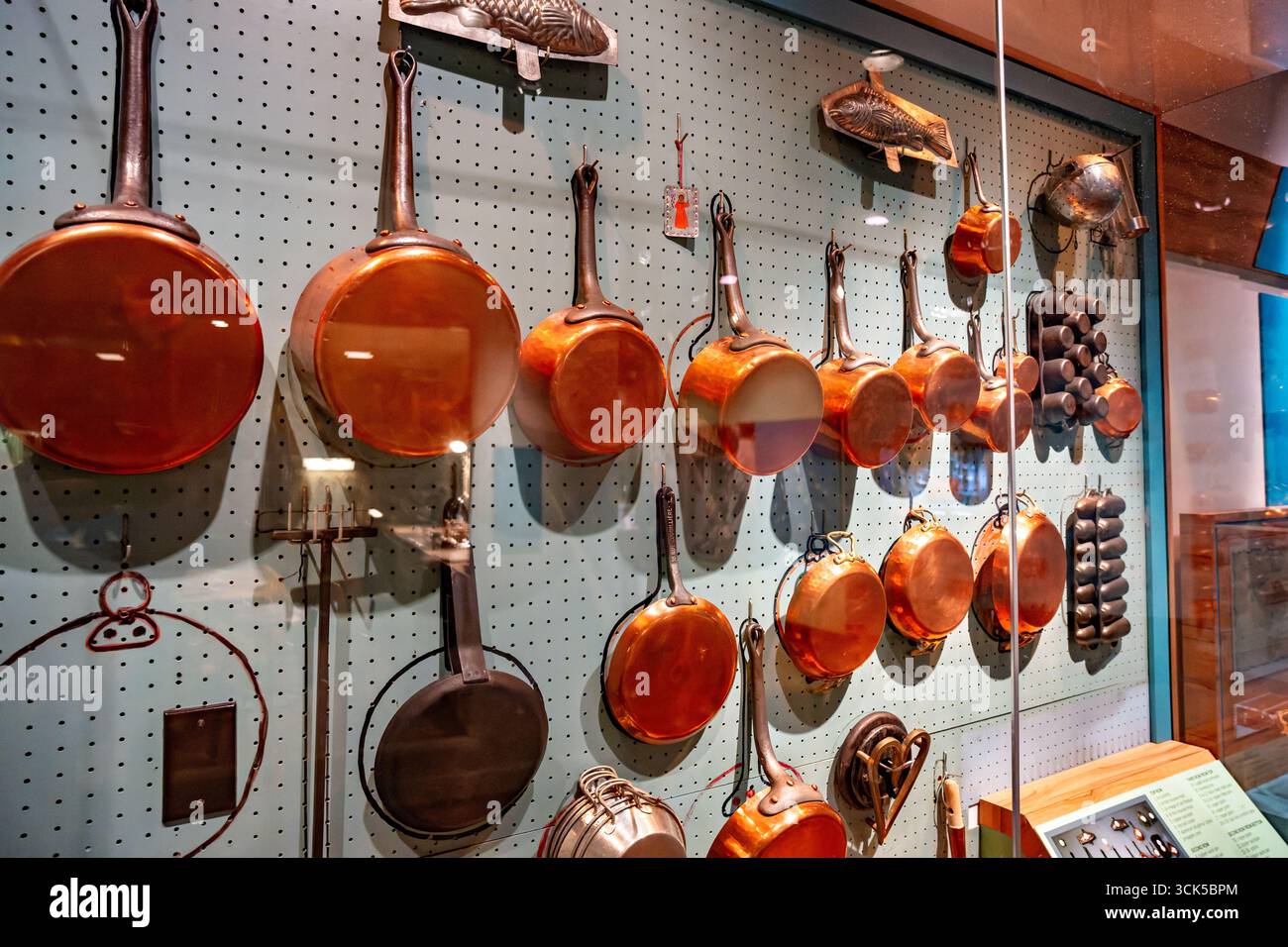 Smithsonian National Museum of American History Julia Childs Kitchen Washington DC // WASHINGTON DC — The Kitchen of Julia Child (1912-2004) è esposto allo Smithsonian National Museum of American History, che espone la sua eclettica collezione di utensili da cucina. Questa parete presenta un mix di vasi di rame francesi, acquistati tra il 1948 e il 1980, molti dal negozio parigino E. Dehillerin, noto per la loro uniforme conduttività termica. L'esposizione include anche padelle in ghisa americana, un punzone per ciambelle, un tribattino a forma di cuore e un ferro con marchio "JC". Julia Child ha introdotto la cucina francese al mainstrea Foto Stock Smithsonian National Museum of American History Julia Childs Kitchen Washington DC // WASHINGTON DC — The Kitchen of Julia Child (1912-2004) è esposto allo Smithsonian National Museum of American History, che espone la sua eclettica collezione di utensili da cucina. Questa parete presenta un mix di vasi di rame francesi, acquistati tra il 1948 e il 1980, molti dal negozio parigino E. Dehillerin, noto per la loro uniforme conduttività termica. L'esposizione include anche padelle in ghisa americana, un punzone per ciambelle, un tribattino a forma di cuore e un ferro con marchio "JC". Julia Child ha introdotto la cucina francese al mainstrea Foto Stock