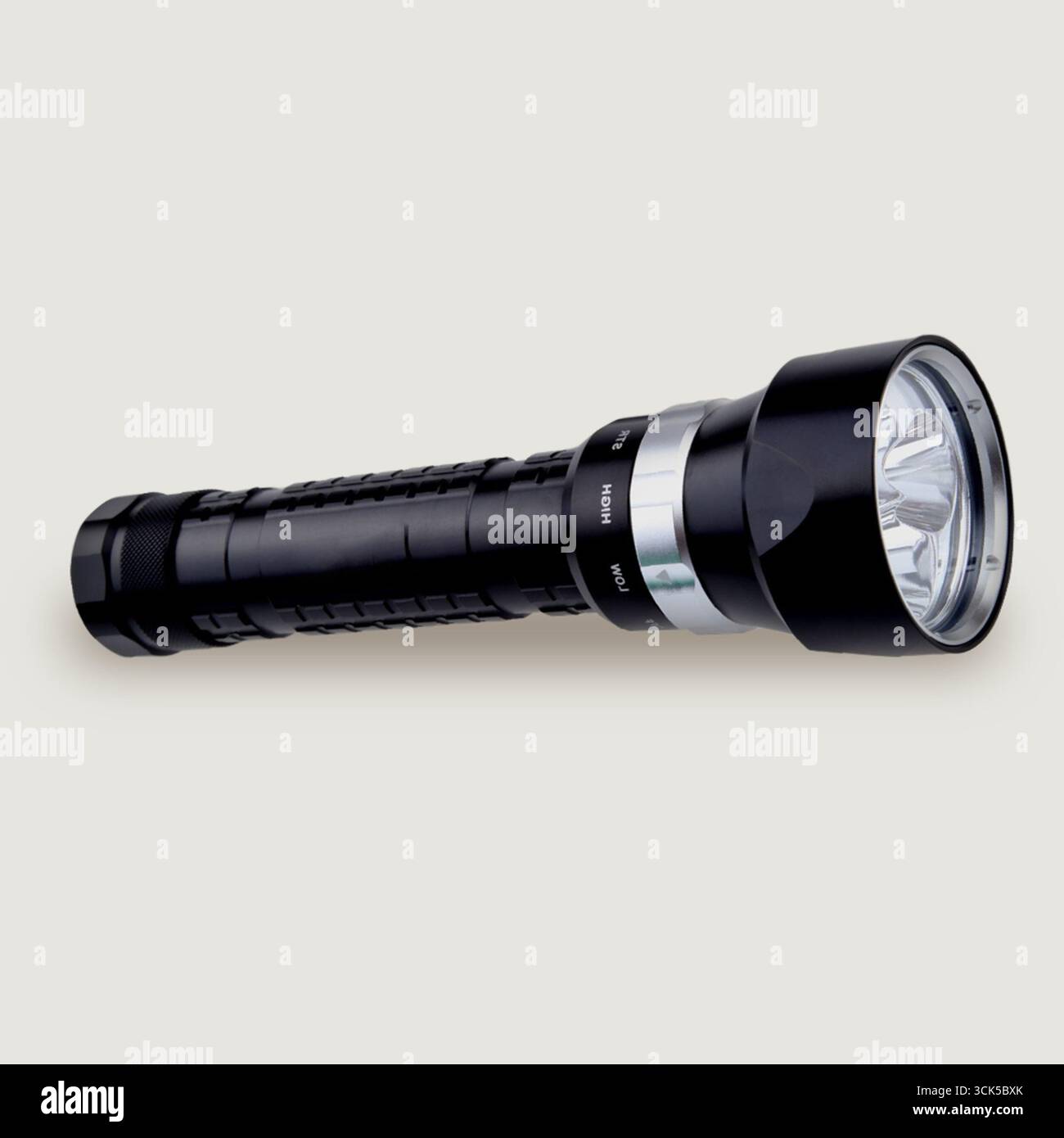 Una torcia nera progettata per l'illuminazione e l'uso pratico in ambienti bui. Foto Stock