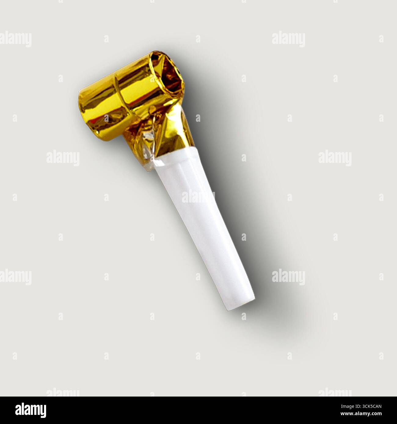 Un corno da festa con un design bianco e oro lucido, spesso utilizzato per festeggiamenti e feste. Foto Stock