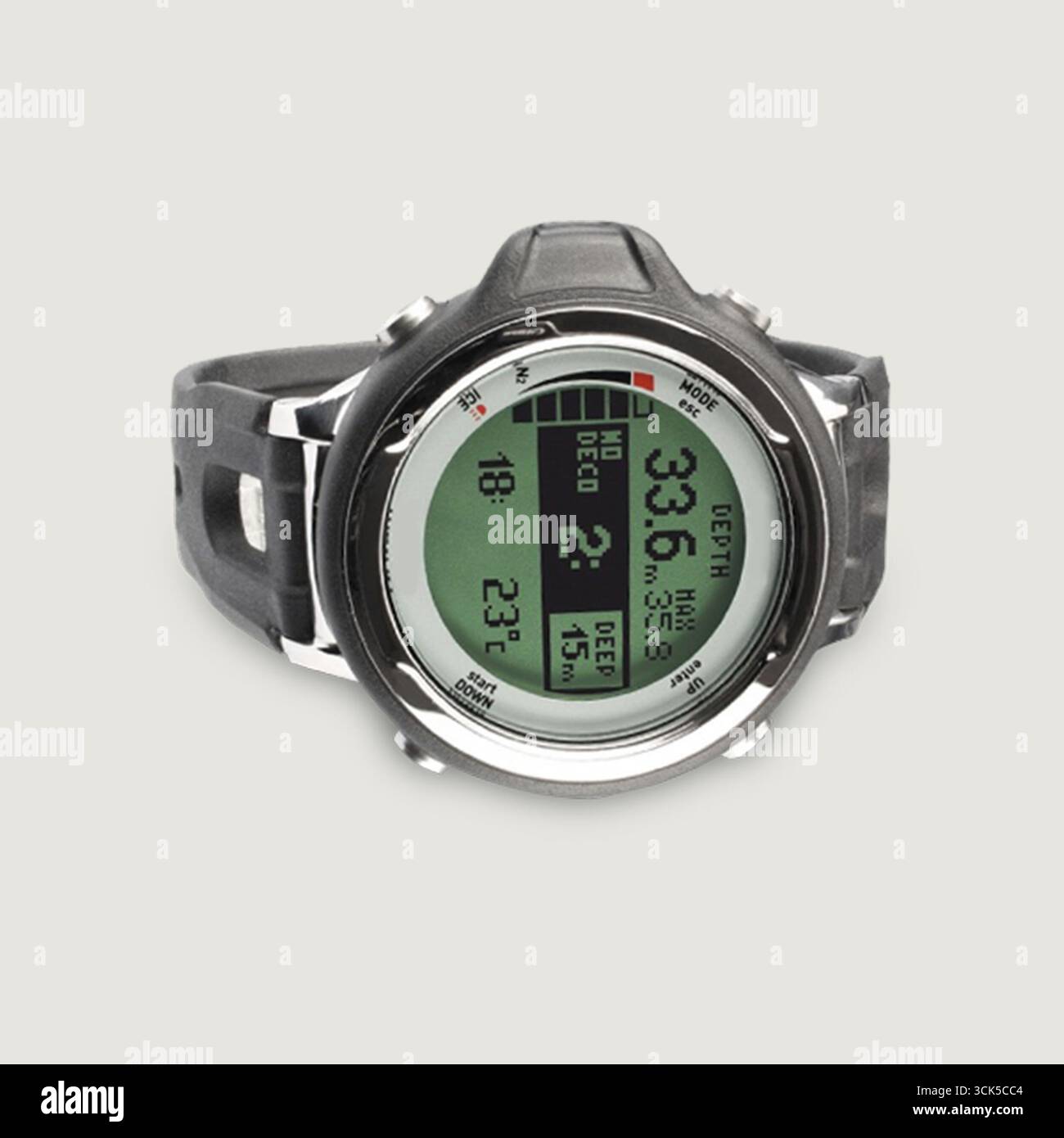 Un orologio digitale per immersioni che mostra profondità, temperatura e tempo, progettato per le attività subacquee. Foto Stock