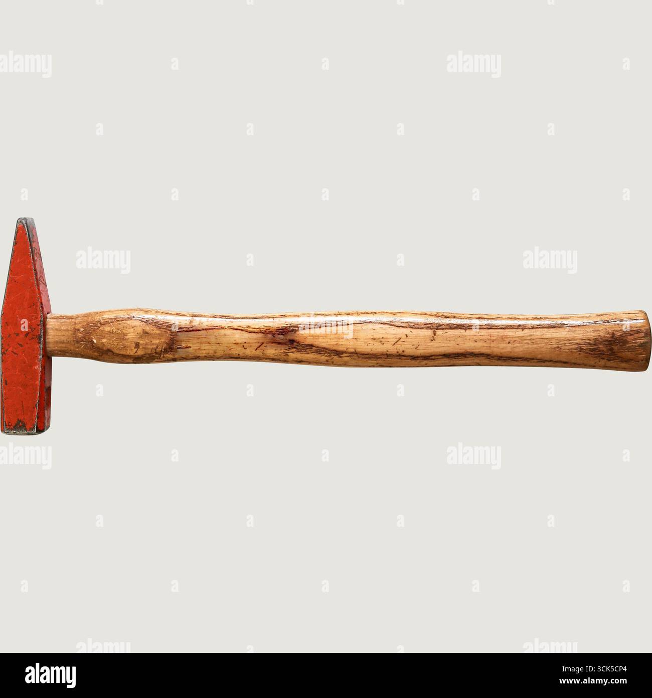 Martello con manico in legno e testa rossa, progettato per colpire o guidare oggetti. Foto Stock