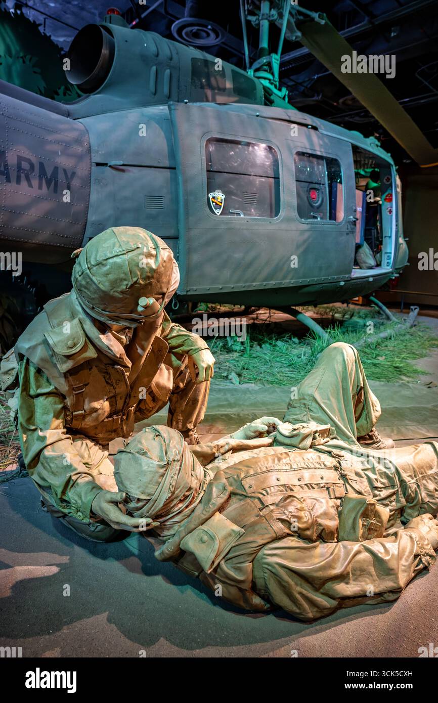 Smithsonian National Museum of American History Vietnam Huey Helicopter Washington DC // WASHINGTON DC - Un elicottero Bell UH-1, comunemente noto come Huey, è esposto allo Smithsonian National Museum of American History. Questo particolare elicottero, numero di coda 65-10091, fu schierato in Vietnam nel 1966 e servì con la 173rd Assault Helicopter Company. L'Huey, un versatile aereo da trasporto, poteva trasportare da sette a dodici fanti alla volta ed era soprannominato "slick" a causa della sua configurazione disarmata, spesso accompagnato da cannoniere armate. La mostra del museo, "The Price of Freedom: Americ Foto Stock