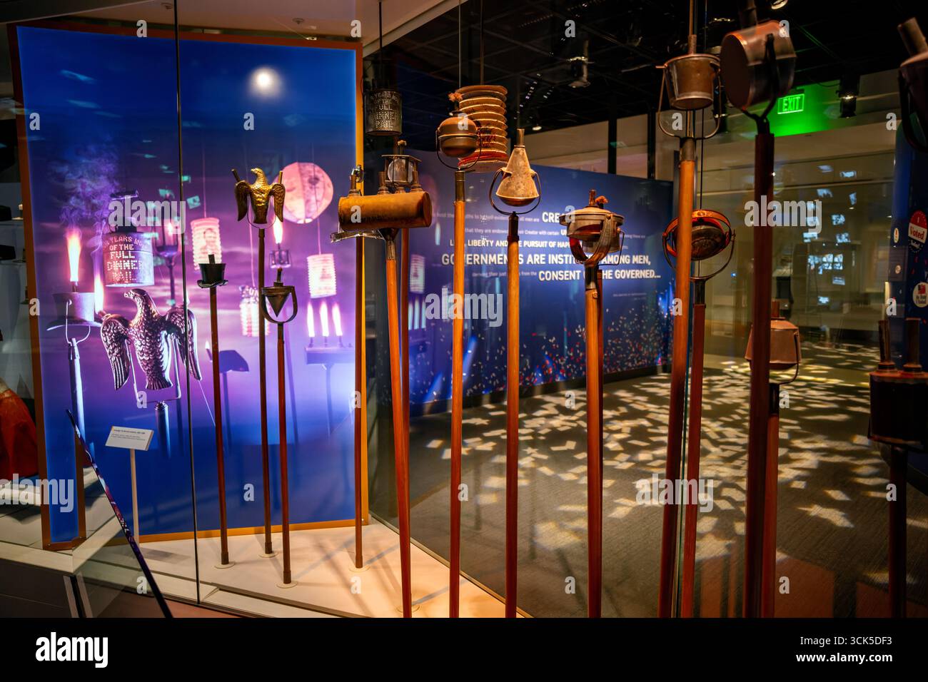 Smithsonian National Museum of American History Campaign Torches and Lanterns Washington DC // WASHINGTON DC — Campaign Torches and Lanterns from the tardo XIX secolo sono esposte come parte della mostra American Democracy: A Great Leap of Faith presso lo Smithsonian National Museum of American History. La mostra esplora la storia della partecipazione dei cittadini, del dibattito e del compromesso dalla formazione della nazione fino ai giorni nostri. Questa collezione, con oggetti utilizzati tra il 1860 e il 1896, mette in risalto la cultura visiva delle campagne politiche di quell'epoca. I manufatti sono stati donati da George Foto Stock