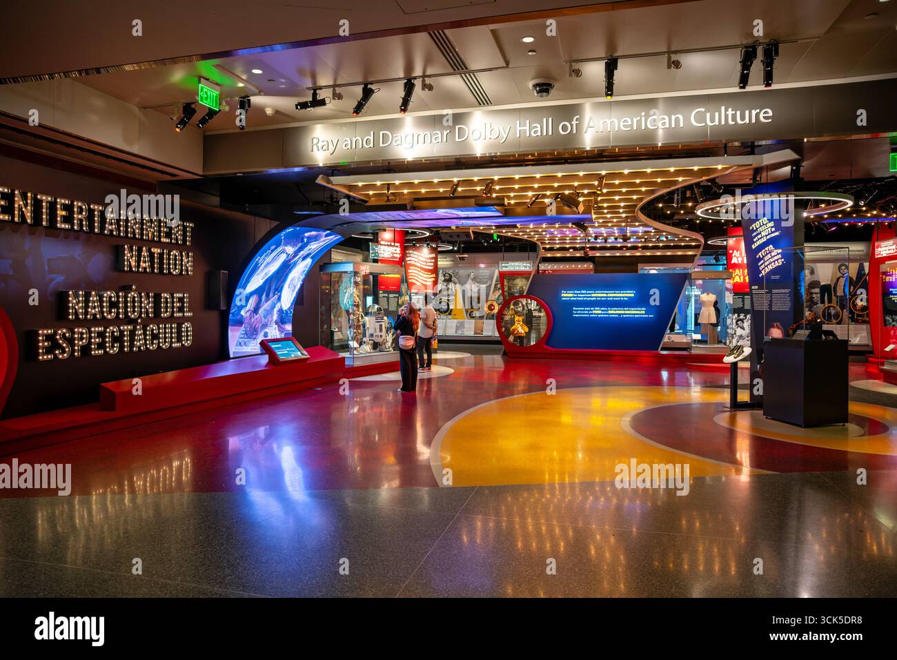 Smithsonian National Museum of American History Entertainment Nation Exhibition Washington DC // WASHINGTON DC - la mostra Entertainment Nation presso lo Smithsonian National Museum of American History presenta una selezione dinamica di oggetti ed esperienze interattive dalla sua vasta collezione di manufatti teatrali, musicali, sportivi, cinematografici e televisivi. La mostra è ospitata all'interno della Ray and Dagmar Dolby Hall of American Culture del museo. Lo Smithsonian National Museum of American History è dedicato alla conservazione e all'esposizione della storia della nazione attraverso le sue vaste collezioni. IO Foto Stock