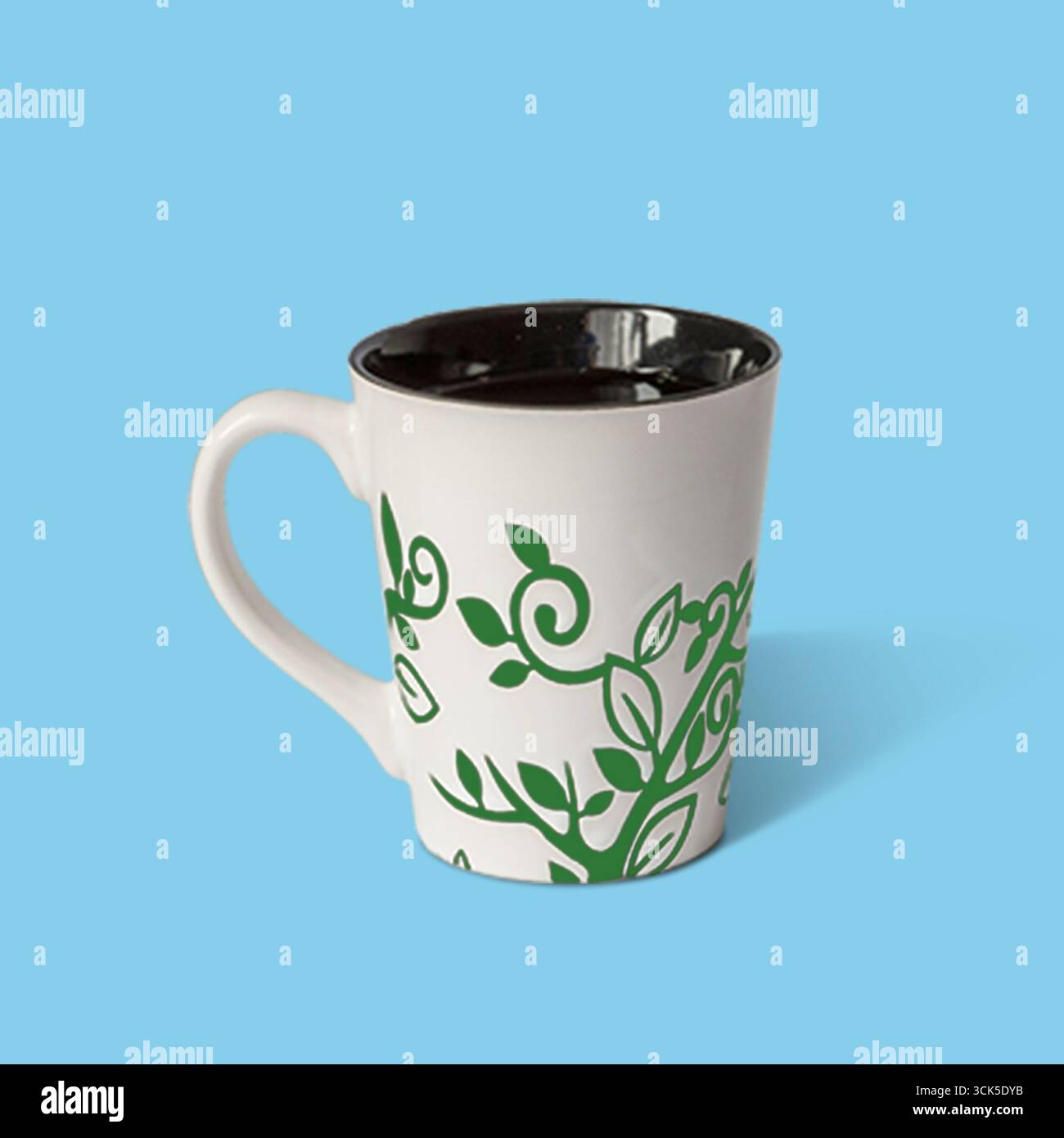 Tazza decorativa con design a vite verde, adatta per servire bevande come caffè o tè. Foto Stock
