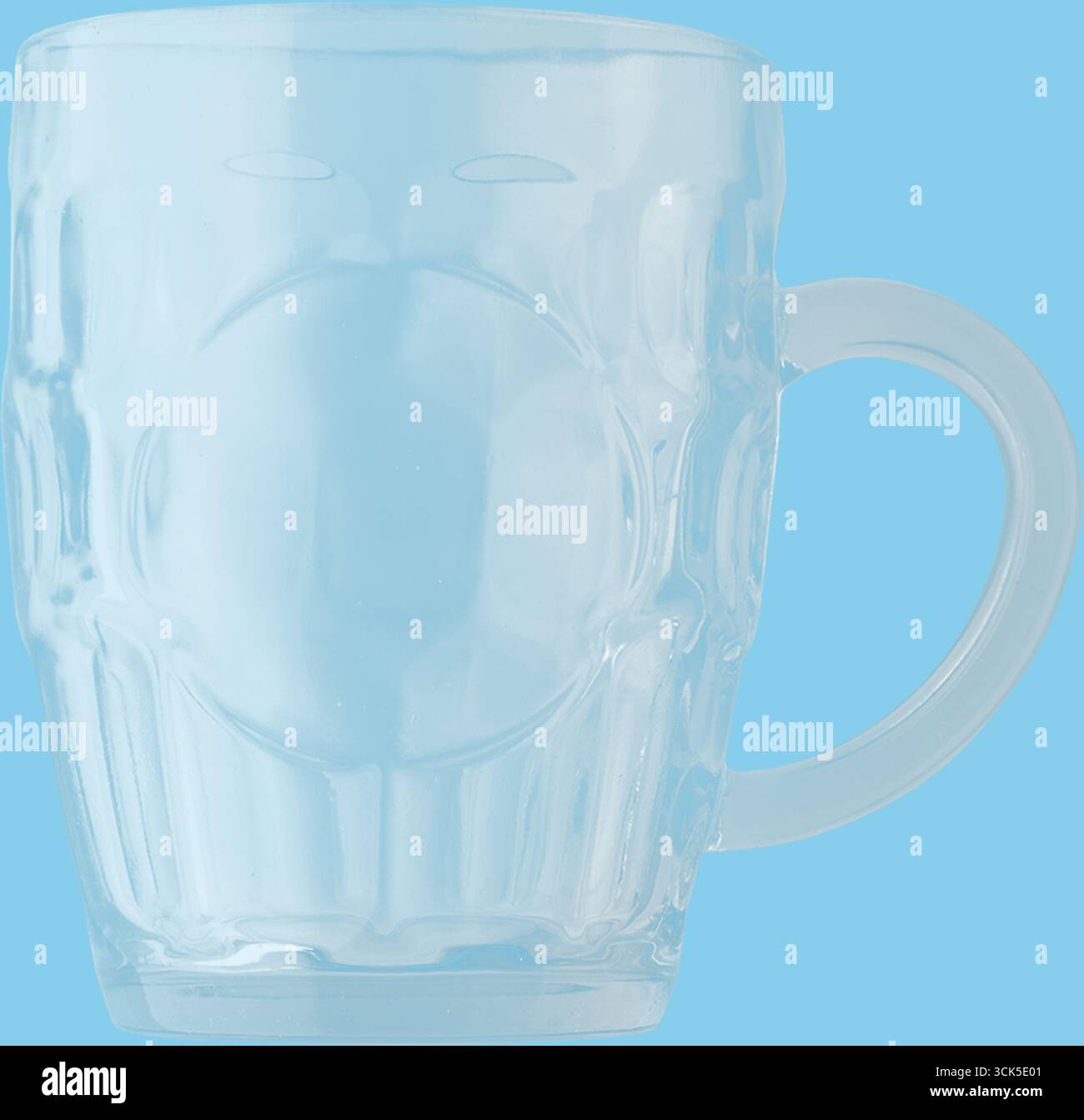 Tazza in vetro trasparente progettata per le bevande, con impugnatura robusta e superficie ruvida per una presa ottimale. Foto Stock