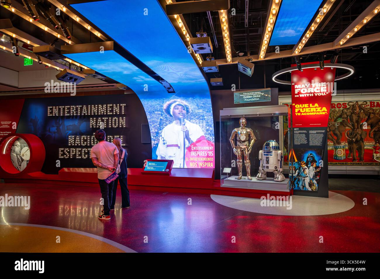 Smithsonian National Museum of American History Entertainment Nation Exhibit Washington DC // WASHINGTON DC — la mostra Entertainment Nation presso lo Smithsonian National Museum of American History presenta una selezione dinamica di oggetti ed esperienze interattive dalla collezione del museo di manufatti teatrali, musicali, sportivi, cinematografici e televisivi. La mostra presenta un'esposizione potente e in continua evoluzione, che mette in risalto l'ampiezza della storia dell'intrattenimento americano. I visitatori possono esplorare diversi aspetti dell'industria dell'intrattenimento attraverso mostre curate, tra cui oggetti di scena iconici Lik Foto Stock
