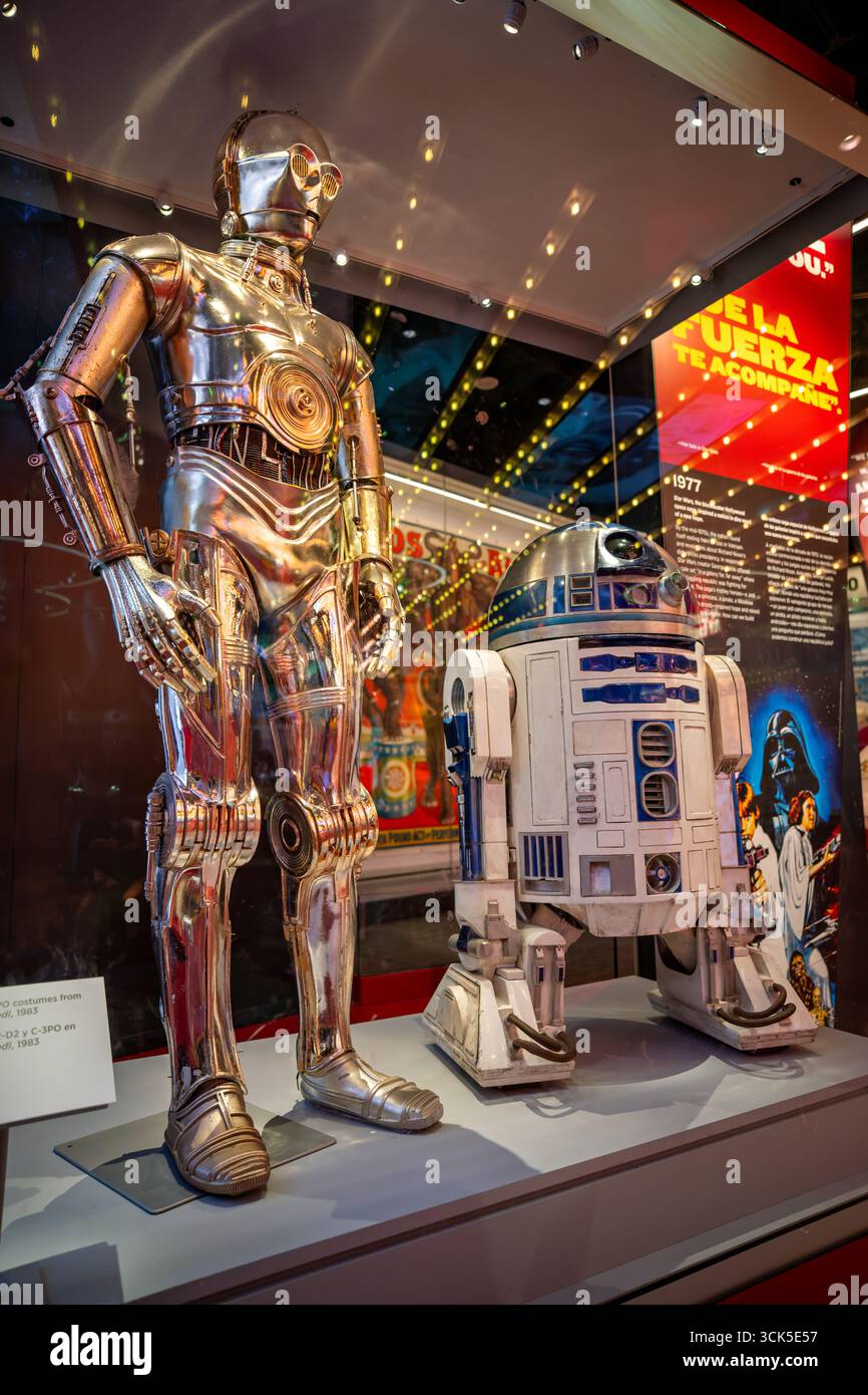 Smithsonian National Museum of American History R2 D2 e C 3PO Costumi Washington DC // WASHINGTON DC - lo Smithsonian National Museum of American History presenta i costumi iconici di R2-D2 e C-3PO dal film del 1983 *Return of the Jedi* come parte della sua mostra 'Entertainment Nation'. Questa mostra presenta una selezione dinamica di oggetti ed esperienze interattive tratte dalla vasta collezione di manufatti del museo relativi al teatro americano, alla musica, allo sport, al cinema e alla televisione. La mostra "Entertainment Nation" mette in evidenza il potente impatto culturale dell'intrattenimento Foto Stock