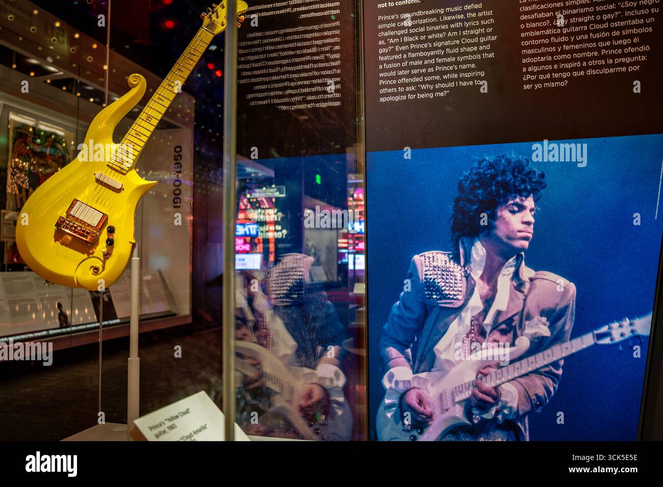Smithsonian National Museum of American History Prince Guitar Washington DC // WASHINGTON DC - l'iconica chitarra "Yellow Cloud" del 1983 di Prince è esposta come parte della mostra Entertainment Nation allo Smithsonian National Museum of American History. Questa mostra presenta una selezione dinamica di oggetti ed esperienze interattive dalla vasta collezione del museo di opere teatrali, musicali, sportive, cinematografiche e televisive. Il museo, situato a Washington D.C., conserva e presenta la storia della nazione attraverso i suoi diversi possedimenti. La mostra Entertainment Nation esplora il Foto Stock