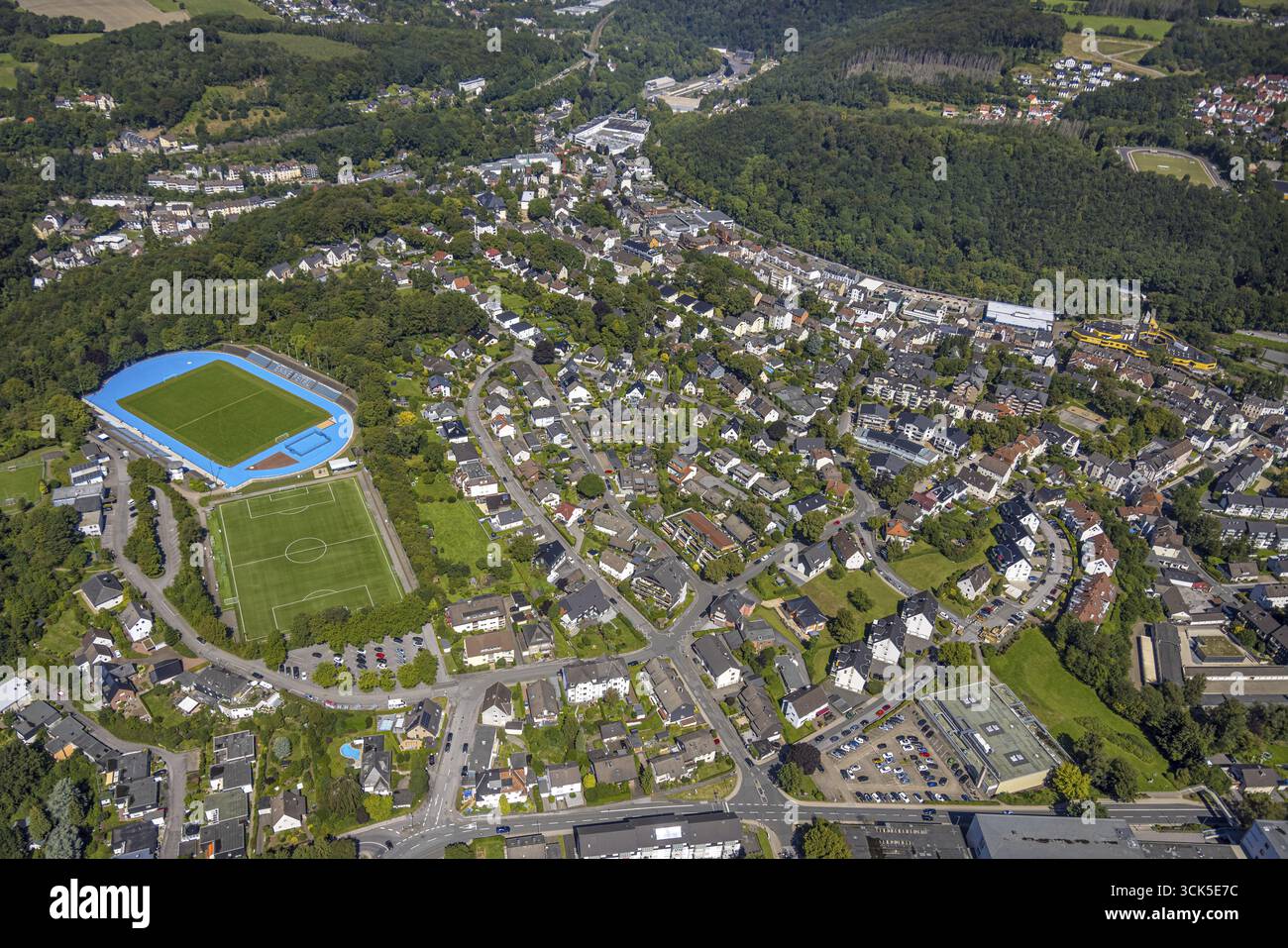 Veduta aerea, Bremenstadion, contorno blu del campo, Bremenplatz Berninghausen, Milspe, Ennepetal, regione della Ruhr, Renania settentrionale-Vestfalia, Germania, DE, Europa, Foto Stock