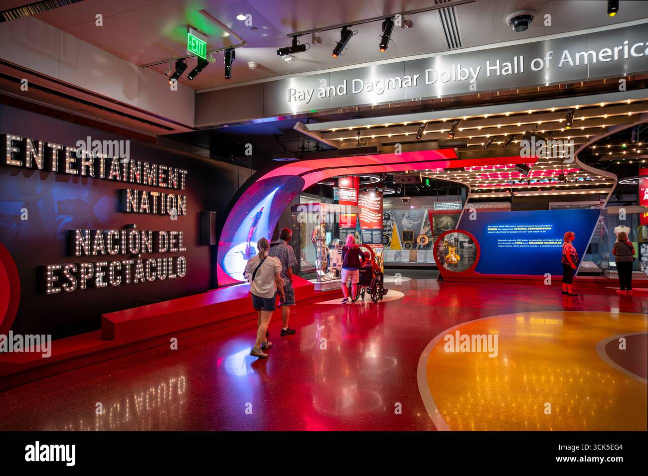 Smithsonian National Museum of American History Entertainment Nation Exhibition Washington DC // WASHINGTON DC — la mostra Entertainment Nation presso lo Smithsonian National Museum of American History presenta una selezione dinamica di oggetti ed esperienze interattive dalla collezione del museo di reperti teatrali, musicali, sportivi, cinematografici e televisivi. Situata all'interno della Ray and Dagmar Dolby Hall of America, la mostra mette in mostra la ricca storia e cultura della nazione attraverso le sue pietre miliari del divertimento. Lo Smithsonian National Museum of American History è dedicato alla conservazione di un Foto Stock