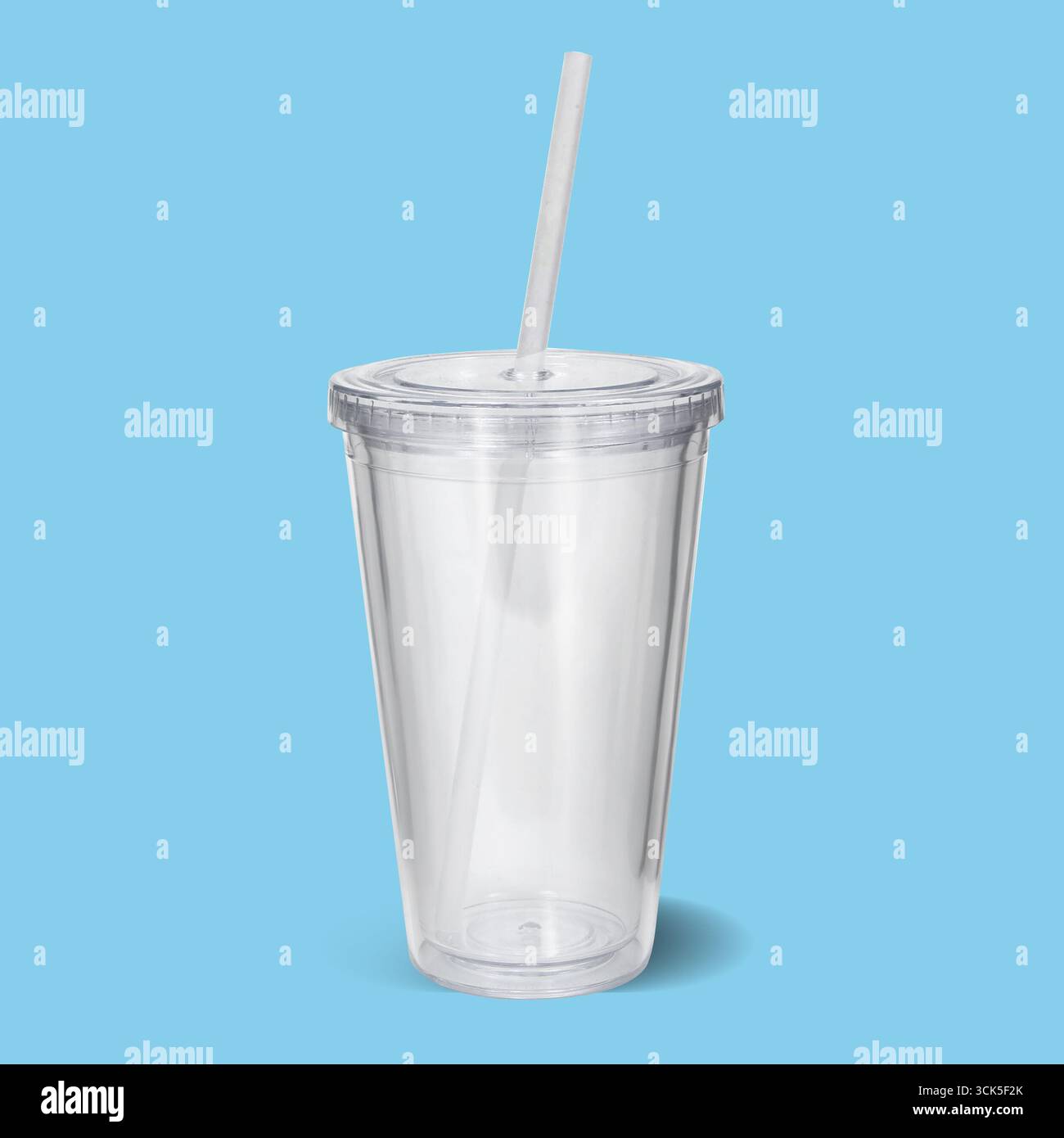 Un bicchierino in plastica trasparente con cannuccia, progettato per le bevande, ideale per bere fuori casa. Foto Stock