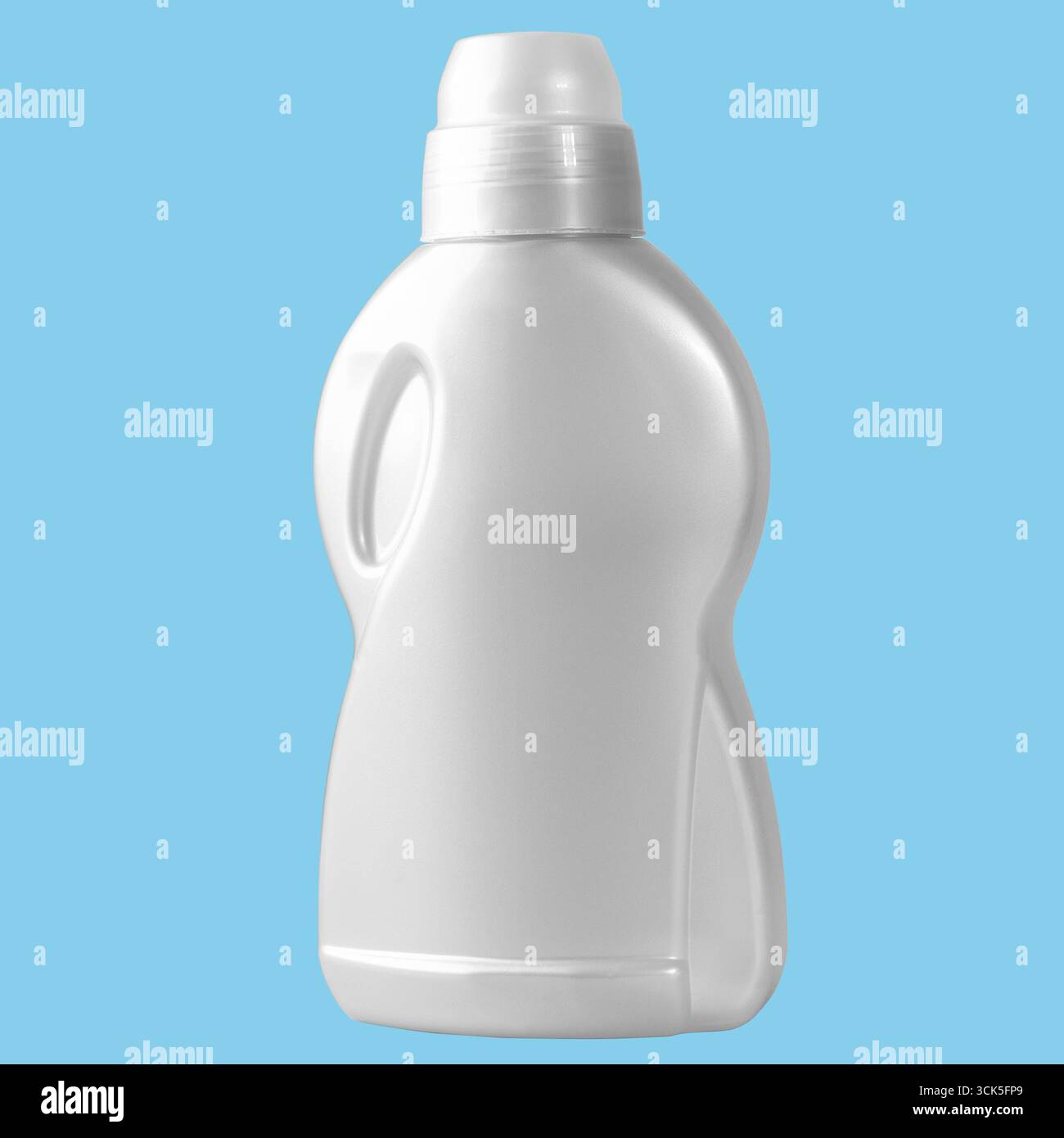 Bottiglia di plastica bianca dal design curvo, generalmente utilizzata per detergenti liquidi o prodotti per la pulizia. Foto Stock
