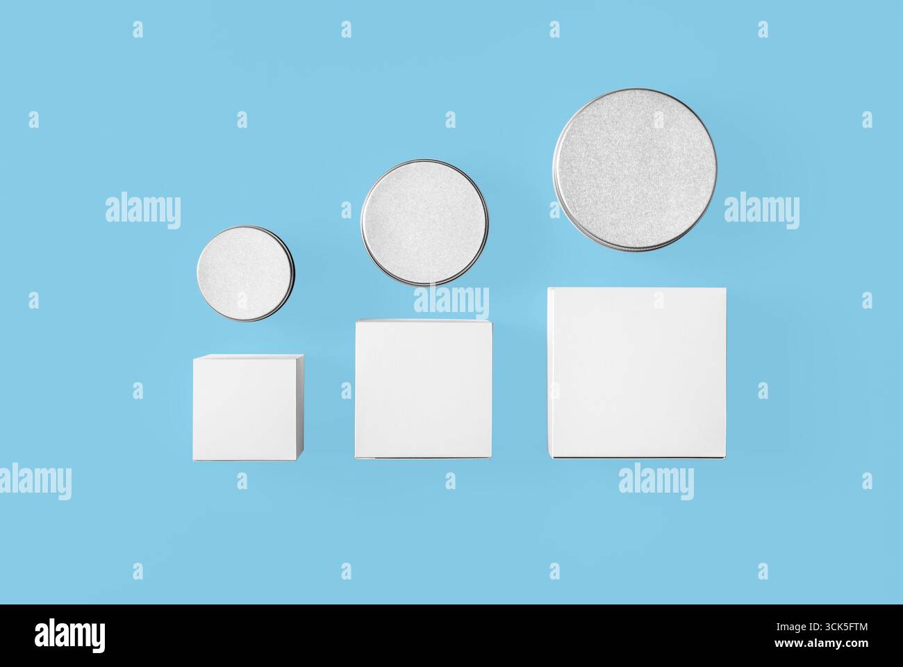 Una disposizione minimalista di forme circolari e quadrate in varie dimensioni, creando un'estetica moderna e pulita. Foto Stock