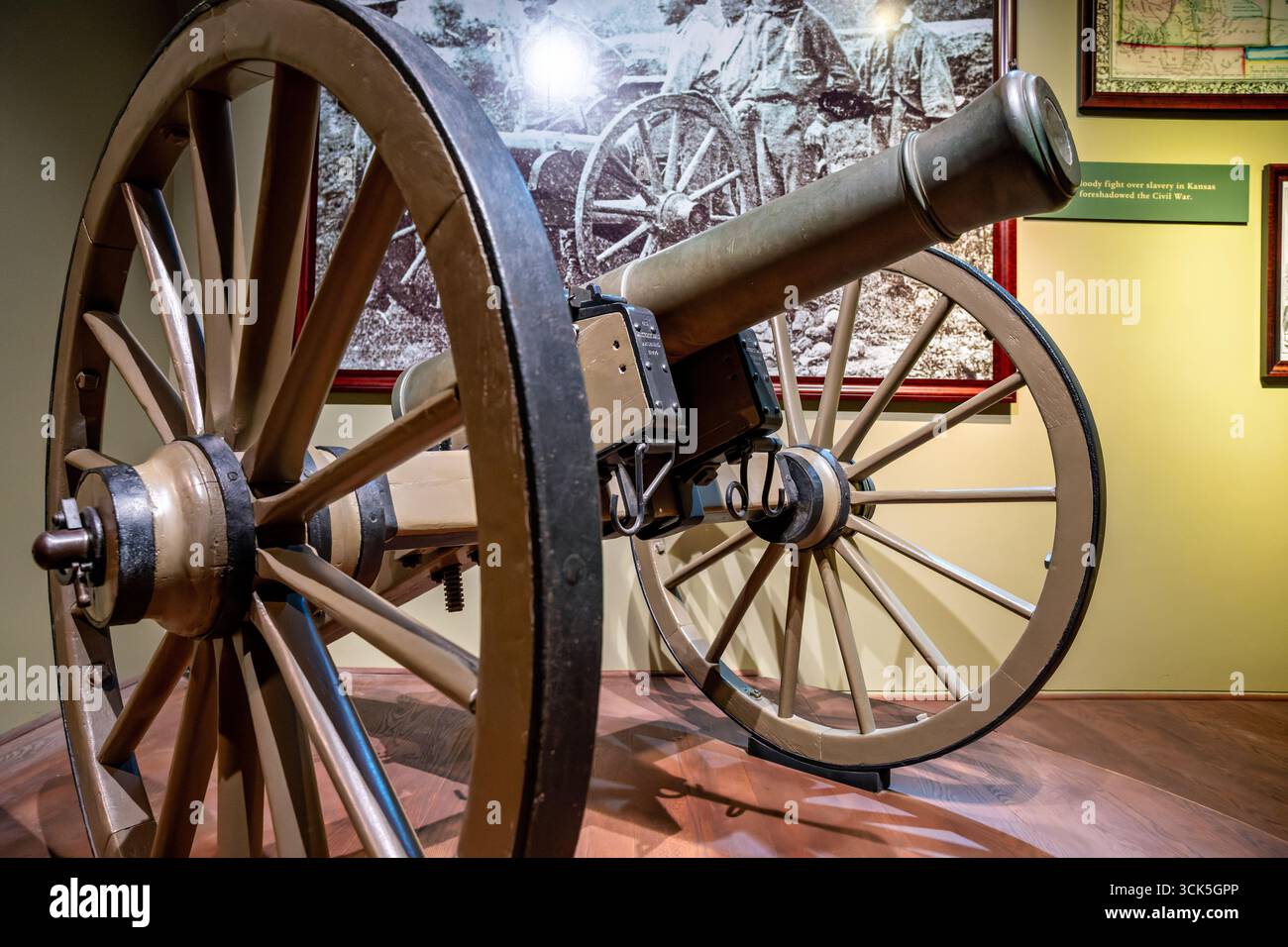 US Army Model 1841 Cannon Smithsonian National Museum Washington DC // WASHINGTON DC — Un cannone U.S. Army Model 1841, prodotto nel 1845 da N. P. Ames di Springfield, Massachusetts, è esposto allo Smithsonian National Museum. Questo cannone a canna liscia è stato inizialmente progettato per sparare un colpo da 6 libbre. Intorno al 1861, cannoni di questo tipo furono annoiati e fucilati per sparare un proiettile James da 12 libbre, aumentando la loro precisione e la loro autonomia. Tuttavia, la rigatura indossava rapidamente, rendendo il barile incline a scoppiare, e questi cannoni furono ritirati poco dopo l'inizio della guerra civile. Il cannone probabilmente ha visto il serv Foto Stock
