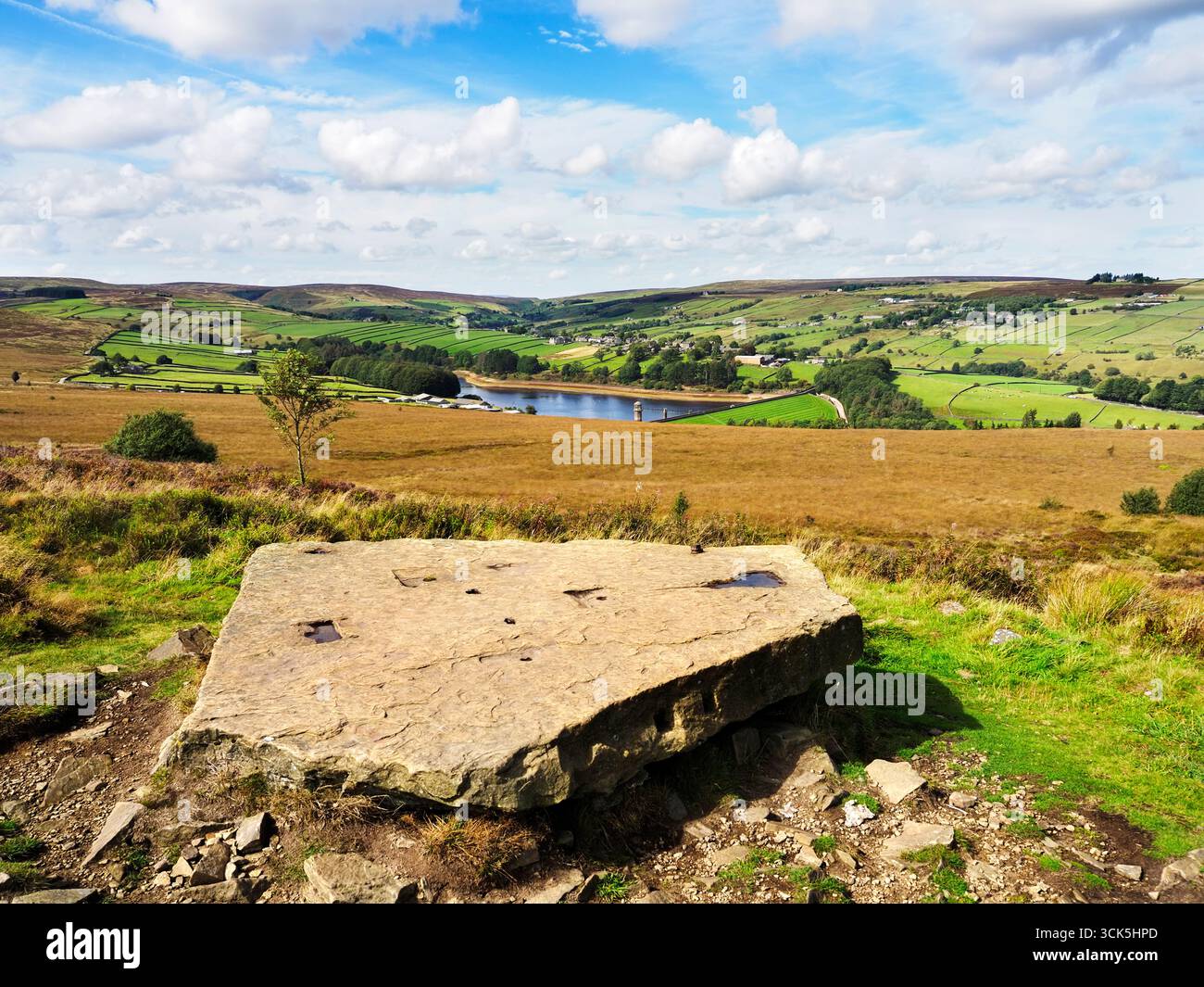 Lastra di roccia lungo il percorso della Terra e Sky Soundwalk presso Opera North per Bradford 2025 città della cultura su Penistone Hill vicino Haworth Yorkshire Eng Foto Stock