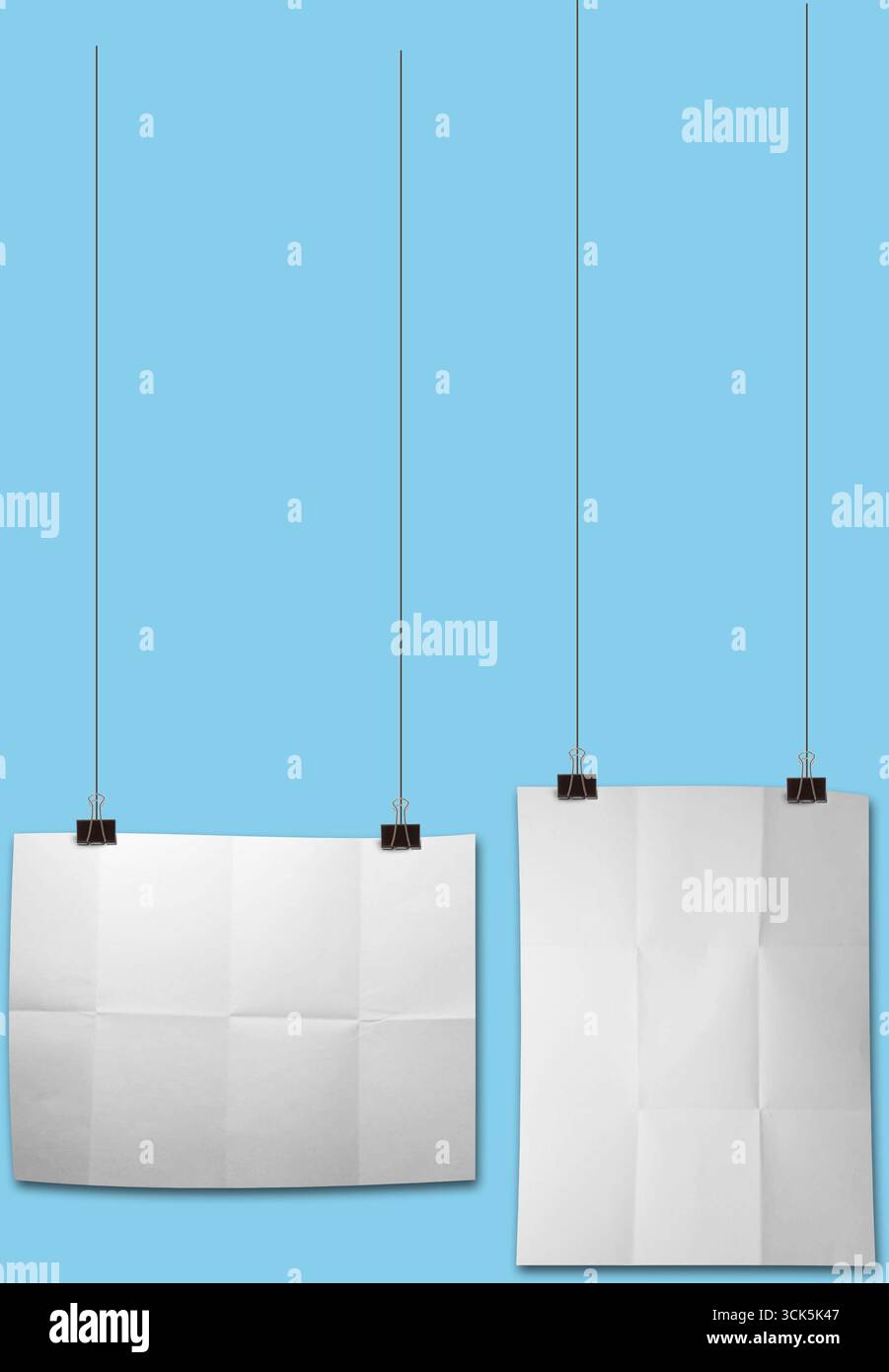 Due poster vuoti appesi con clip, che mostrano un design minimalista per contenuti personalizzabili. Foto Stock