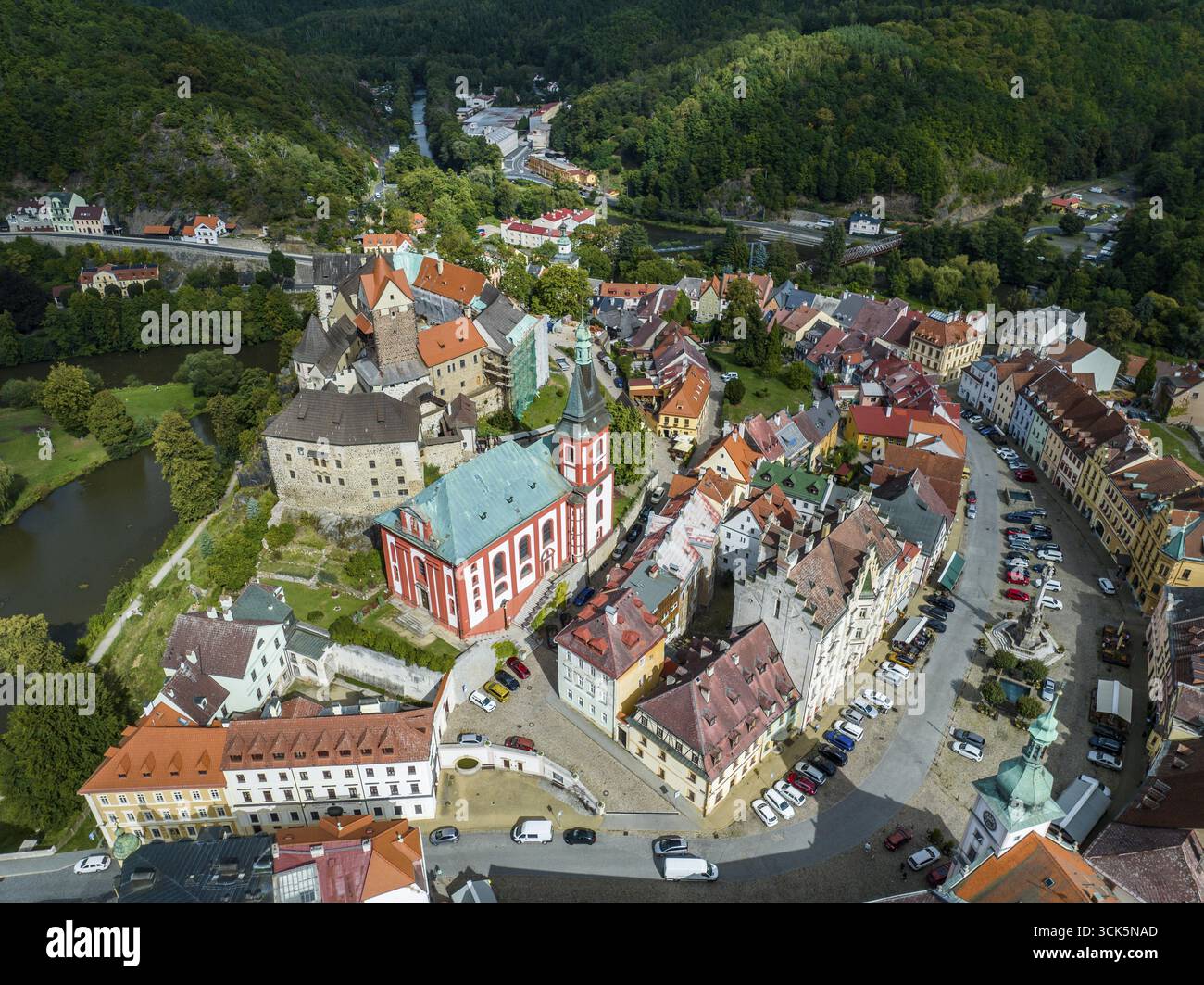 Città centrale con una chiesa suggestiva e edifici simili a un castello, mostrati da un'altezza elevata con il bel tempo, il castello di Elbogen, Loket, il villaggio di Loket, Okres Foto Stock