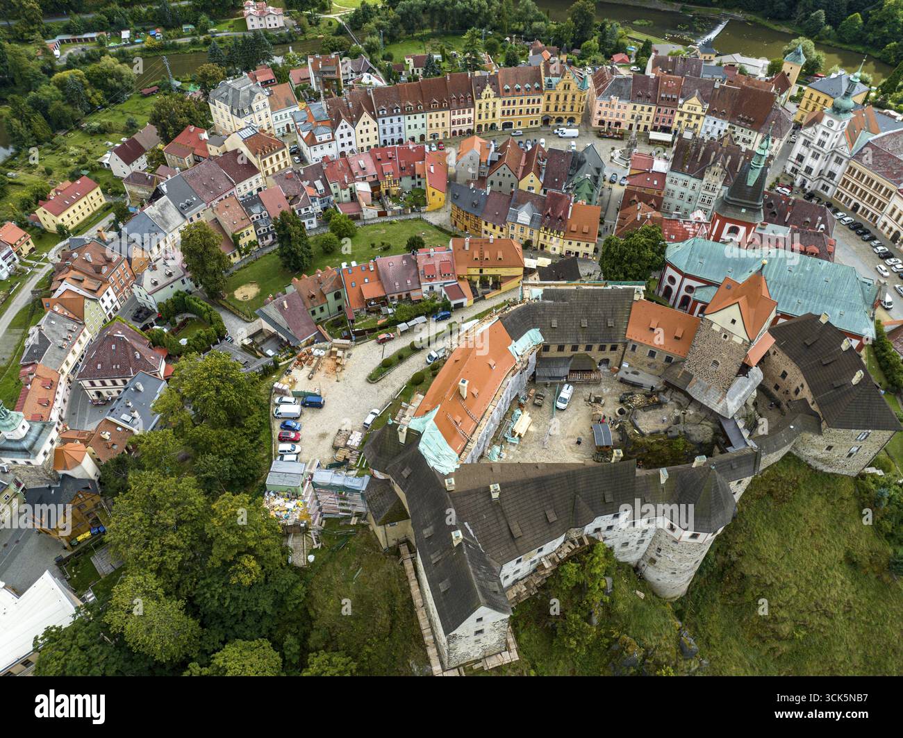 Complesso del castello con tetti merlati, circondato da paesaggi verdi e strutture urbane classiche, castello di Elbogen, Loket, villaggio di Loket, Okres Sokolo Foto Stock