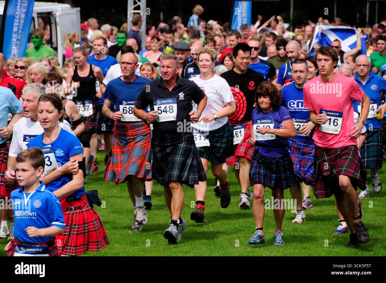 PERTH, SCOZIA, Regno Unito - 09 agosto 2014 - i corridori all'inizio della 2014 Perth Kilt Run nel North Inch Park di Perth, Scozia, Regno Unito - foto: Geopix/B. Foto Stock