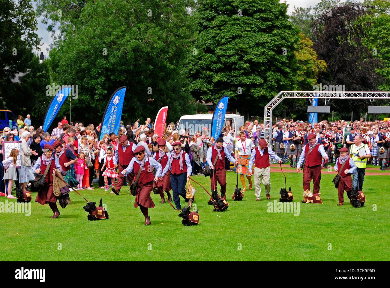 PERTH, SCOZIA, Regno Unito - 09 agosto 2014 - Un gruppo di persone con i cani Scottie dalle cerimonie dei Giochi del Commonwealth all'inizio del 2014 Foto Stock