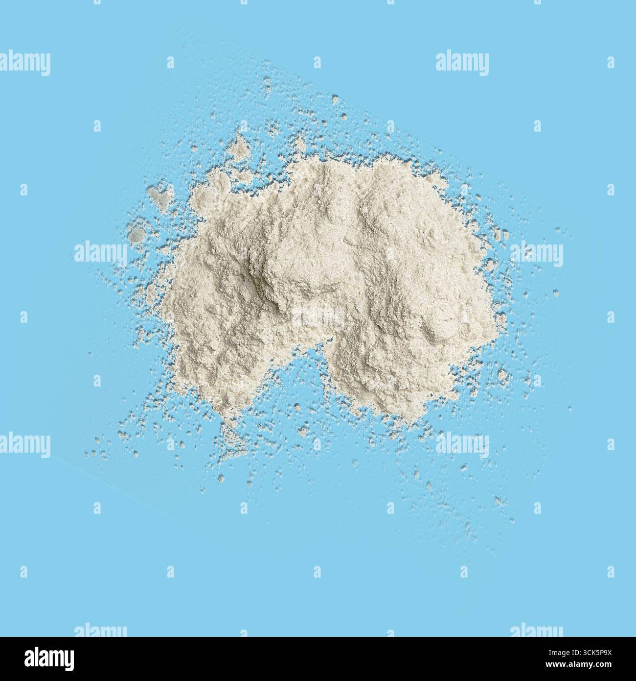 Un mucchio di polvere bianca su una superficie, che potrebbe rappresentare la farina o un ingrediente simile utilizzato per cucinare o cuocere in forno. Foto Stock