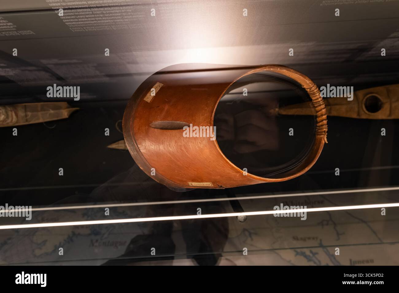 Visiera in legno dell'Alaska, mostra al Museo marittimo estone, Tallinn, Estonia. Foto Stock