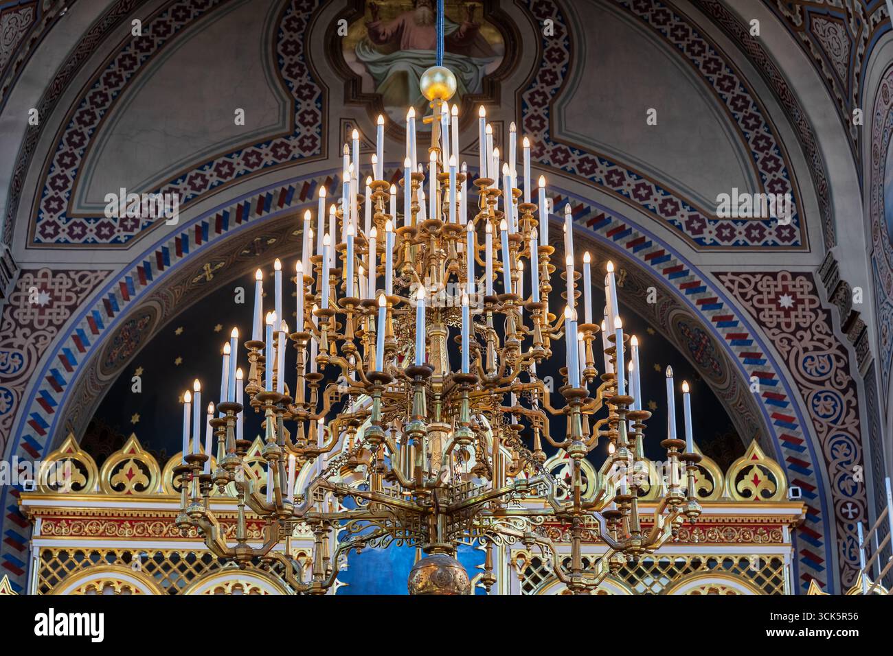 Lampadario all'interno della cattedrale di Uspenski a Helsinki, Finlandia. Cattedrale della Chiesa ortodossa di Finlandia, dedicata alla Dormizione di Theotok Foto Stock