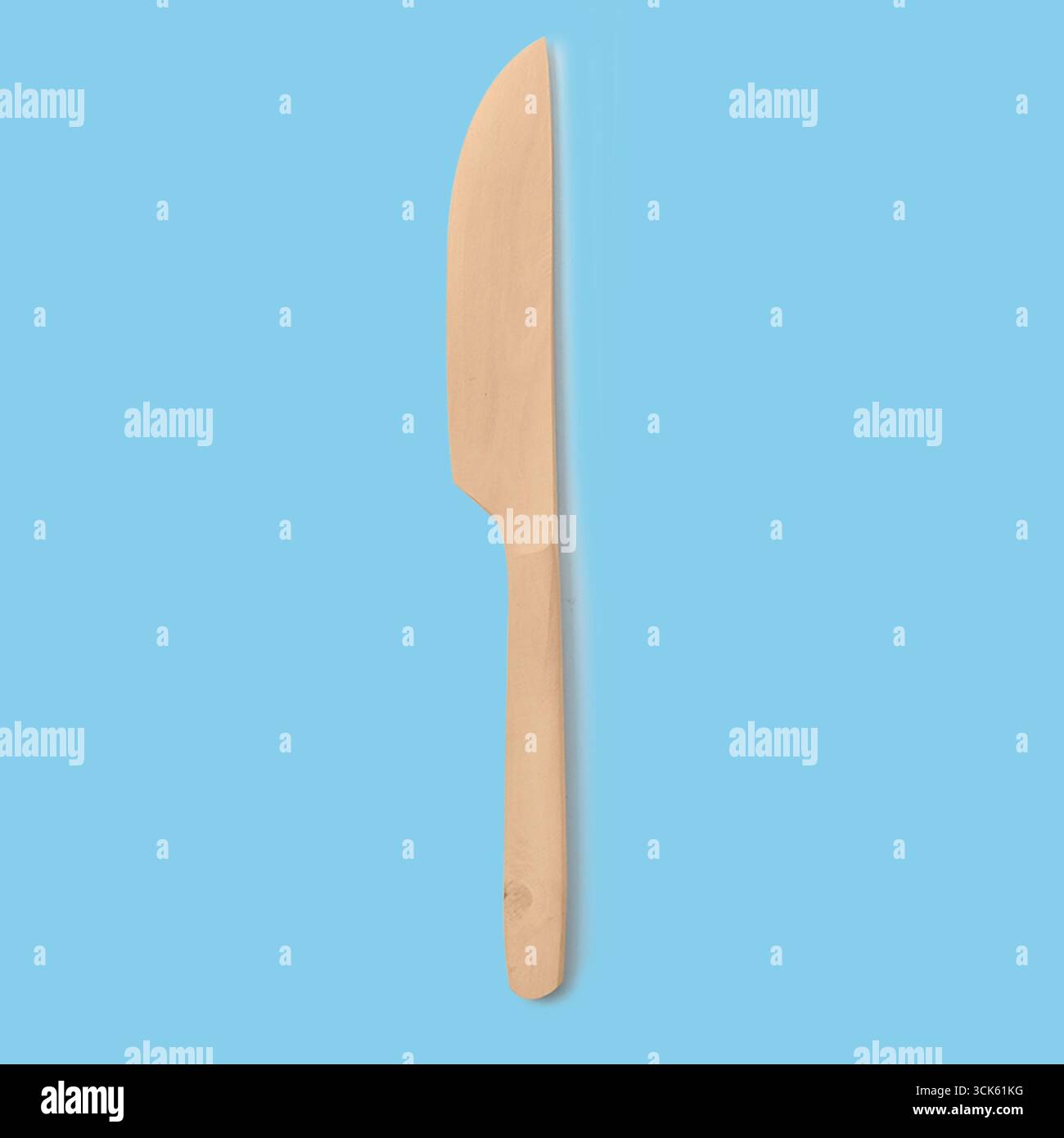 Un coltello in legno progettato per spalmare o tagliare alimenti morbidi. Foto Stock