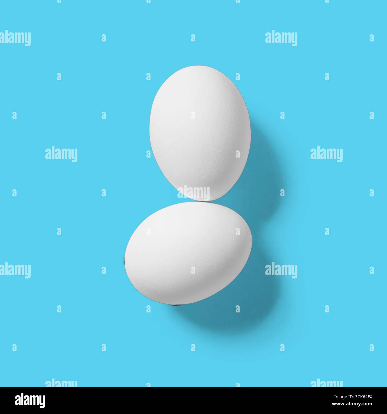 Due uova bianche posizionate l'una accanto all'altra, evidenziandone le superfici lisce e le forme ovali. Foto Stock