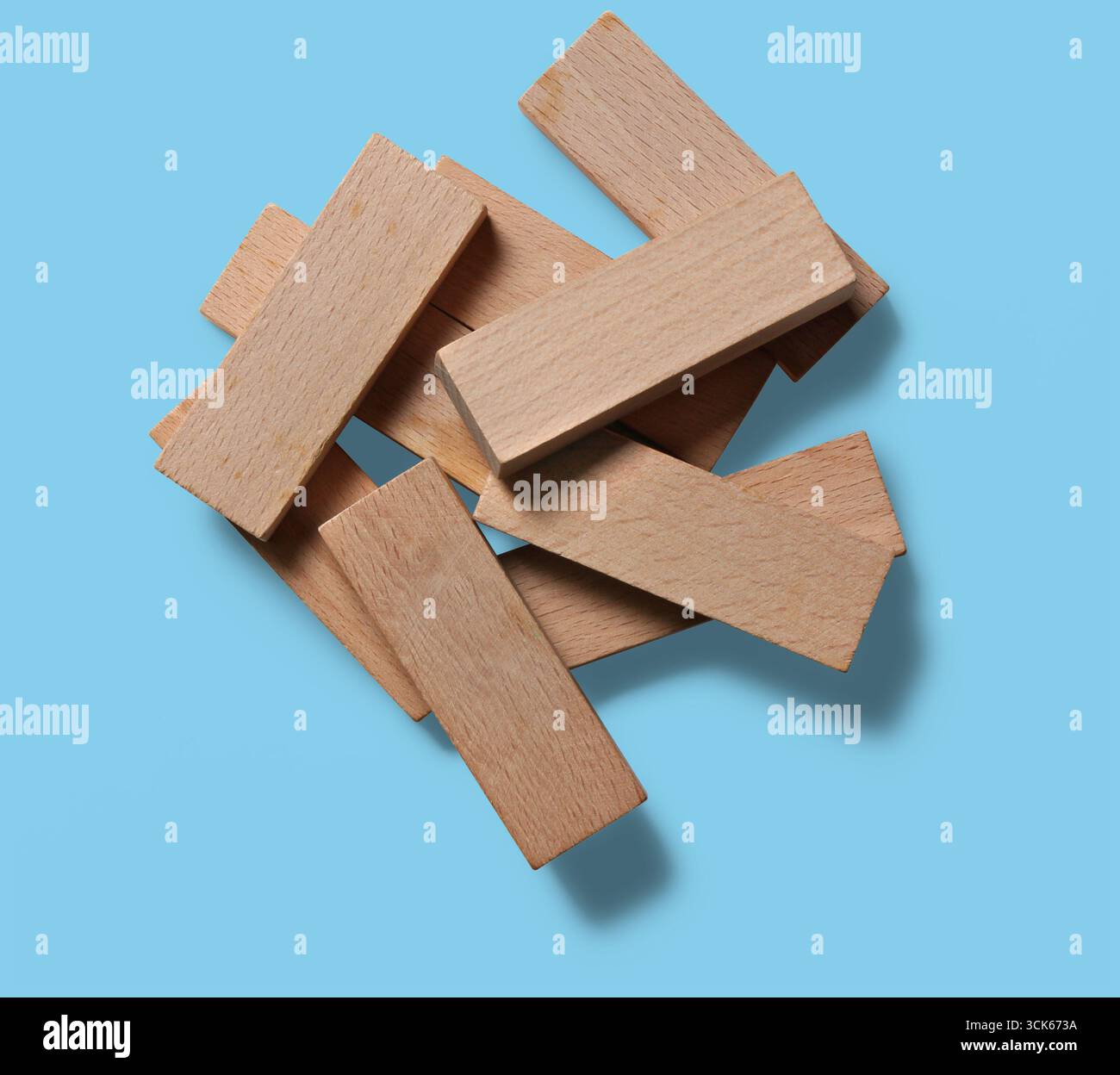 Una pila di blocchi di legno, comunemente usati in giochi o attività educative. Foto Stock