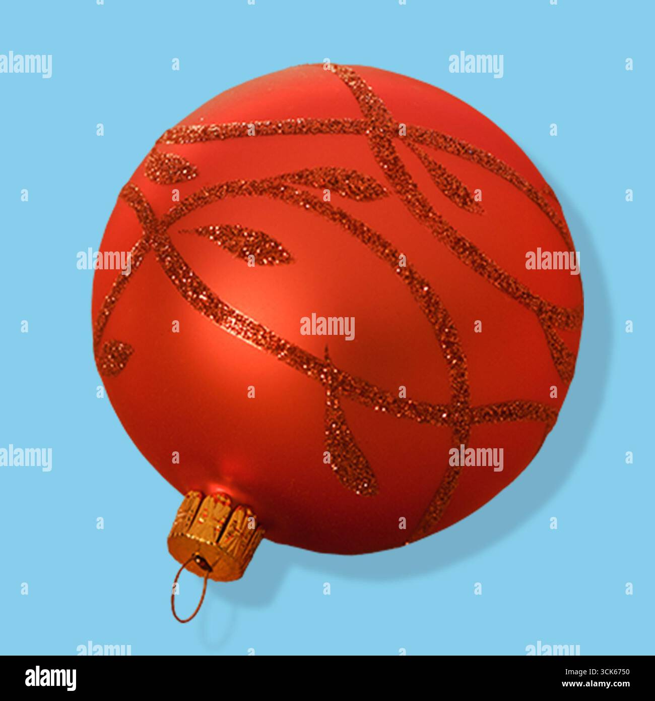 Un brillante ornamento natalizio rosso con disegni luccicanti, perfetto per le decorazioni natalizie. Foto Stock