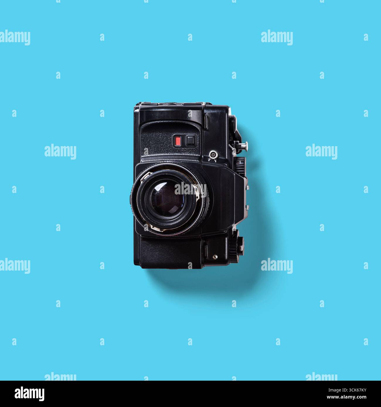 Una fotocamera nera con un obiettivo, progettata per catturare immagini e video. Foto Stock