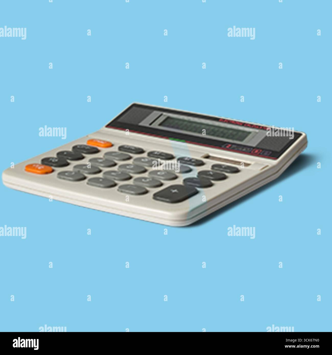 Una semplice calcolatrice elettronica progettata per calcoli aritmetici di base, dotata di display digitale e vari tasti funzione. Foto Stock