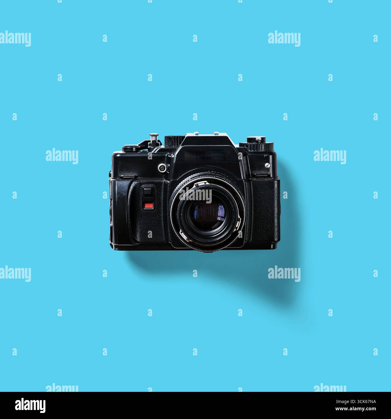 Una classica fotocamera nera progettata per catturare immagini di alta qualità. Foto Stock