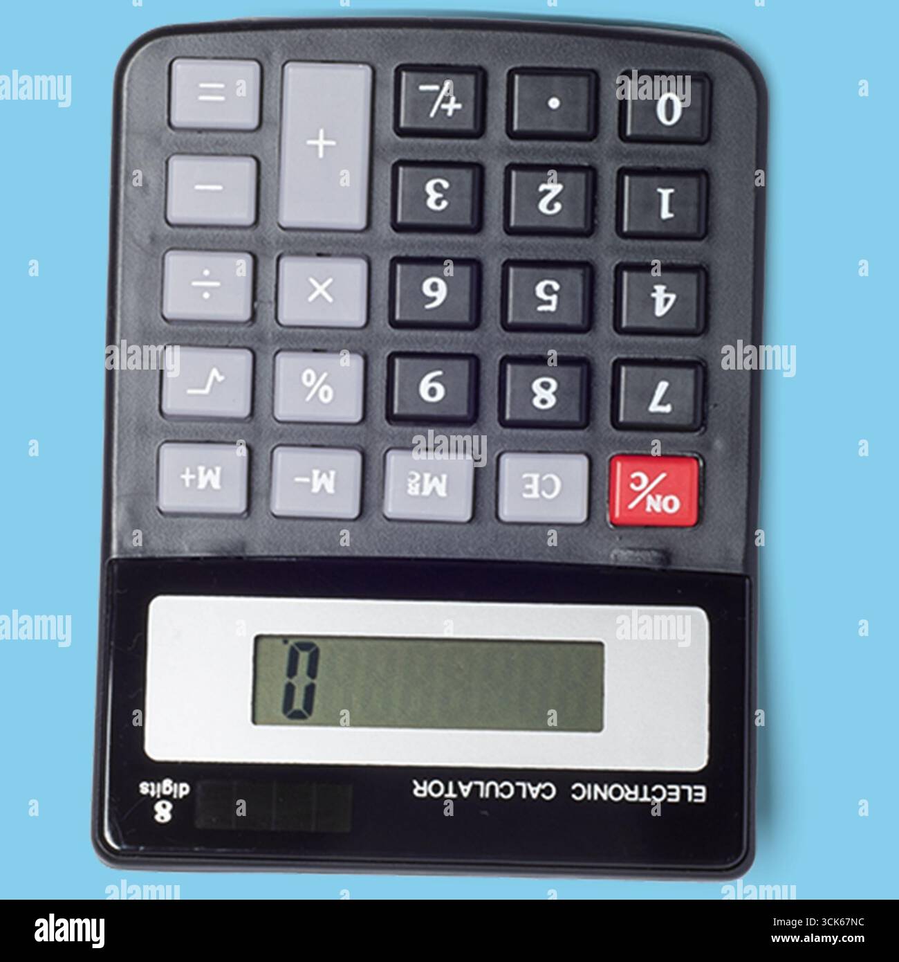 Calcolatrice elettronica di base con tastierino numerico e display per l'esecuzione di calcoli matematici. Foto Stock