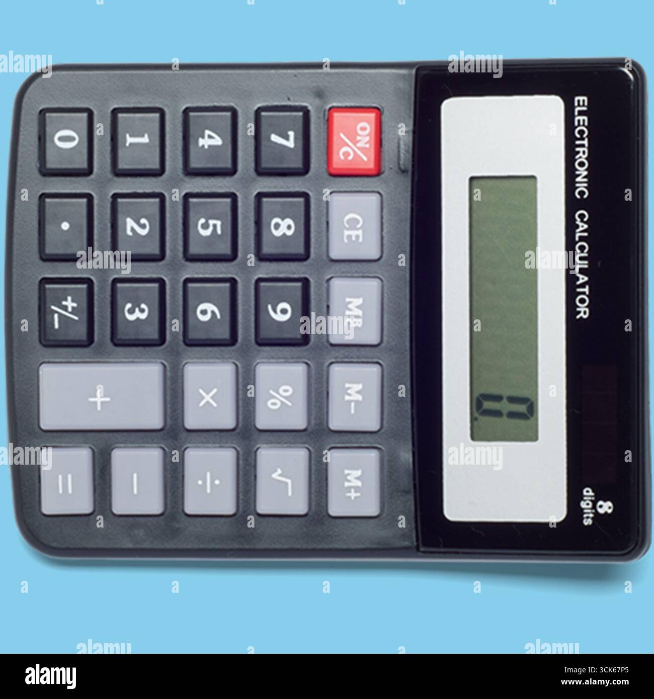 Calcolatrice elettronica con tastierino numerico e display digitale per l'esecuzione di calcoli matematici. Foto Stock