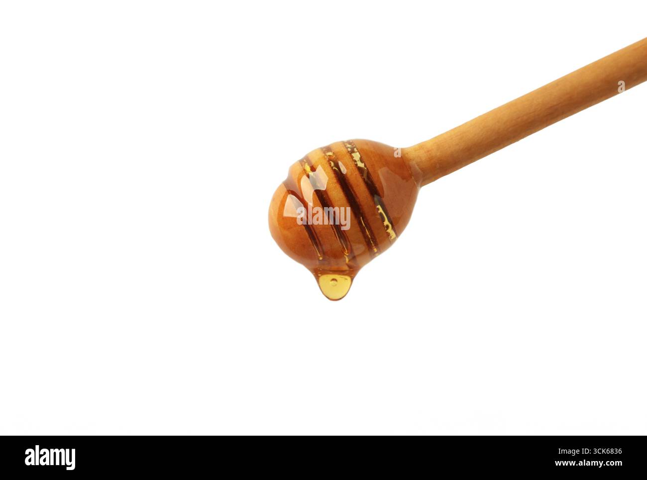 Tuffatore di miele in legno con miele gocciolante, isolato su fondo bianco. Vista dall'alto Foto Stock