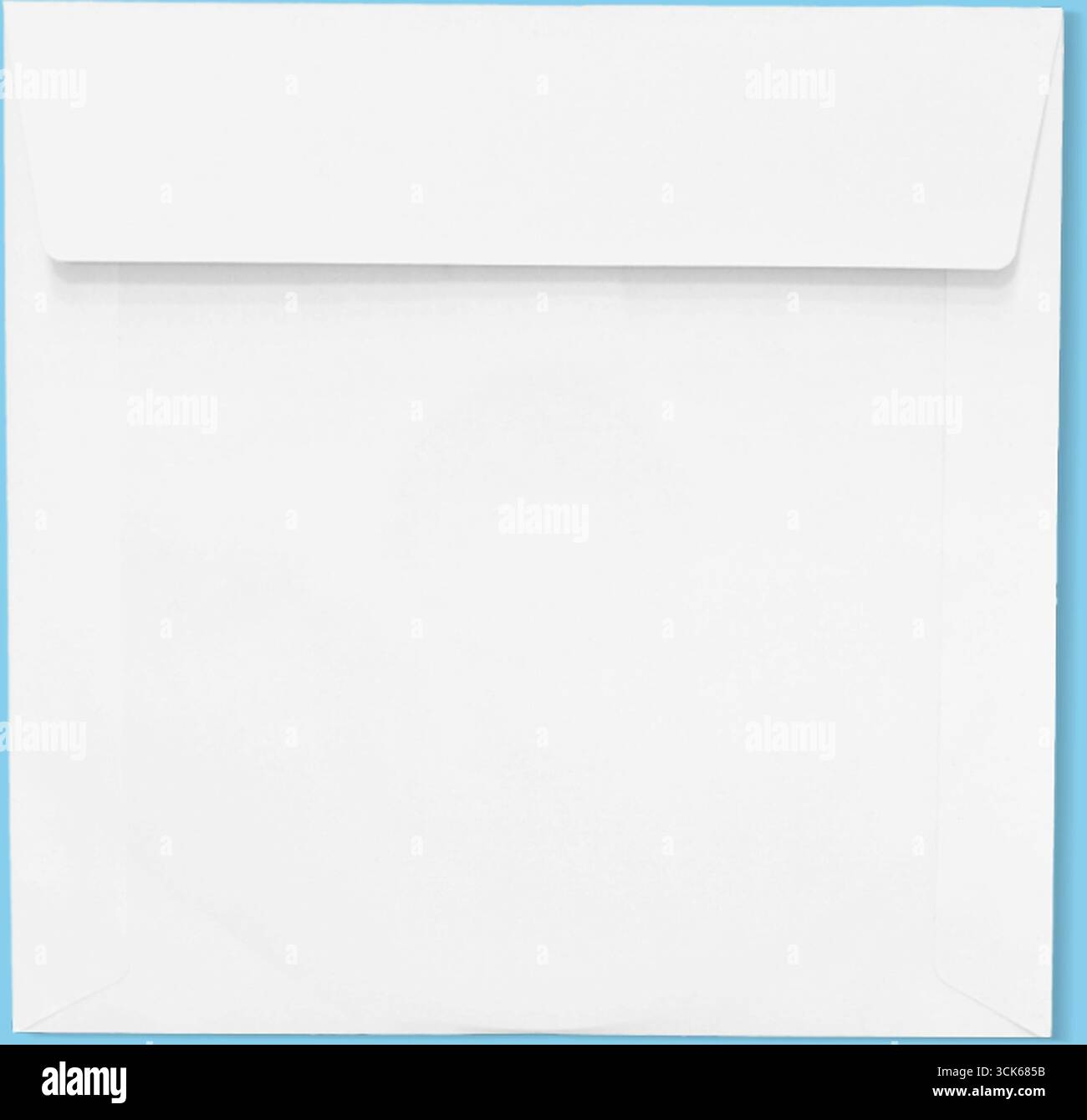 Una busta bianca comune, generalmente utilizzata per l'invio di lettere o documenti. Foto Stock